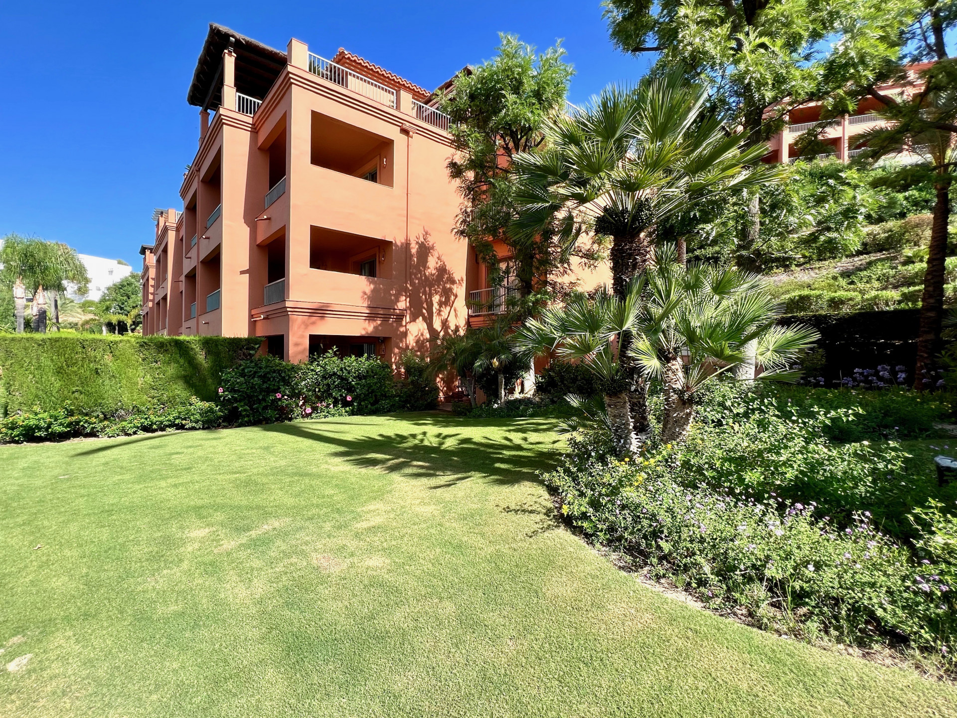Ground floor corner apartment with partial sea views in the beautiful residential complex of Royal Flamingos