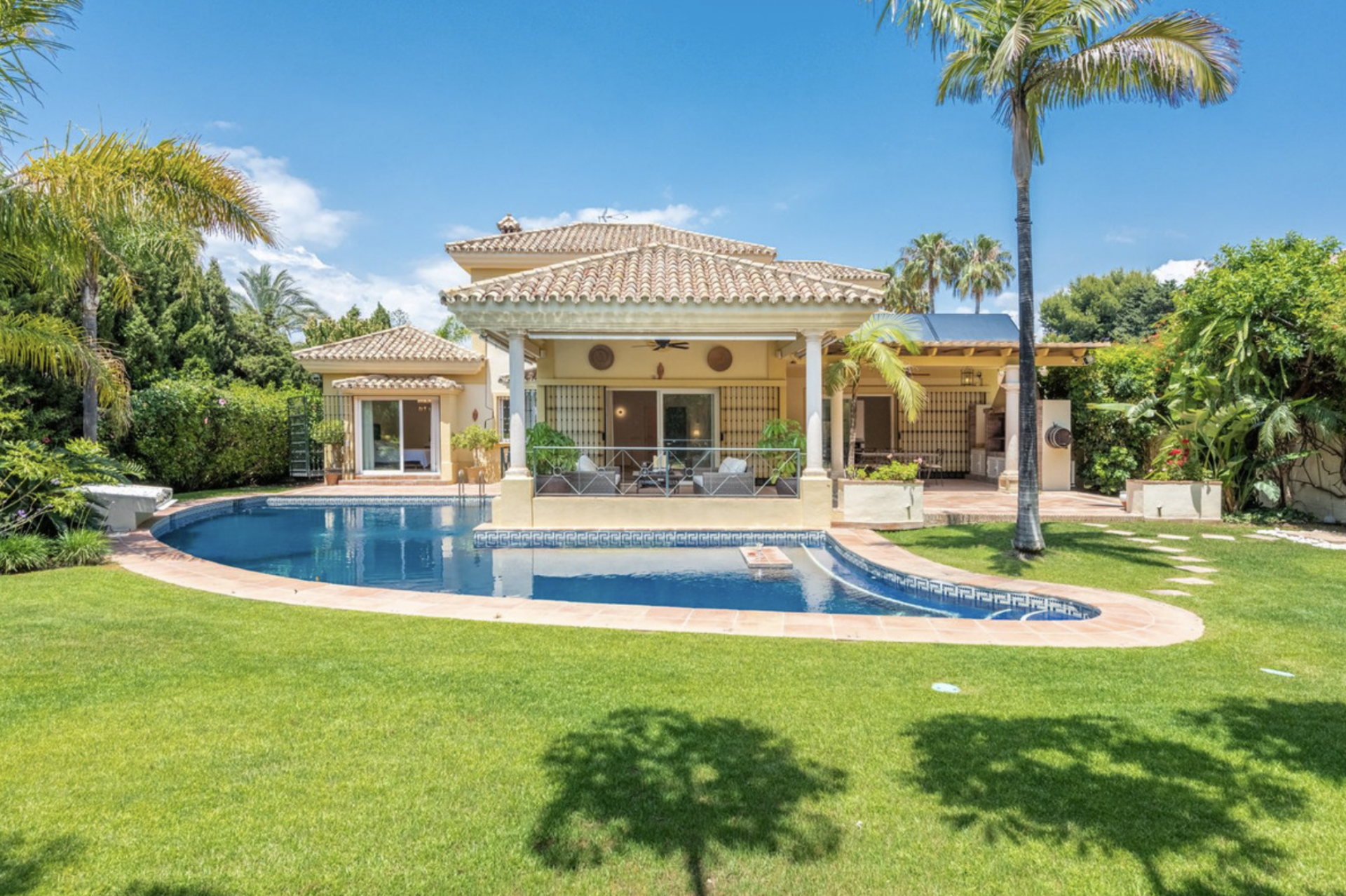Elegant, luminous, and very private south-facing villa located in the prestigious residential area of Casasola- Guadalmina Baja