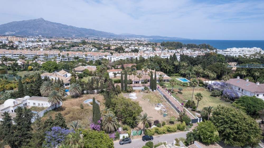 Fantastic 2.000m² plot with project in Guadalmina Baja surrounded by golf courses and within walking distance of the beach and all amenities