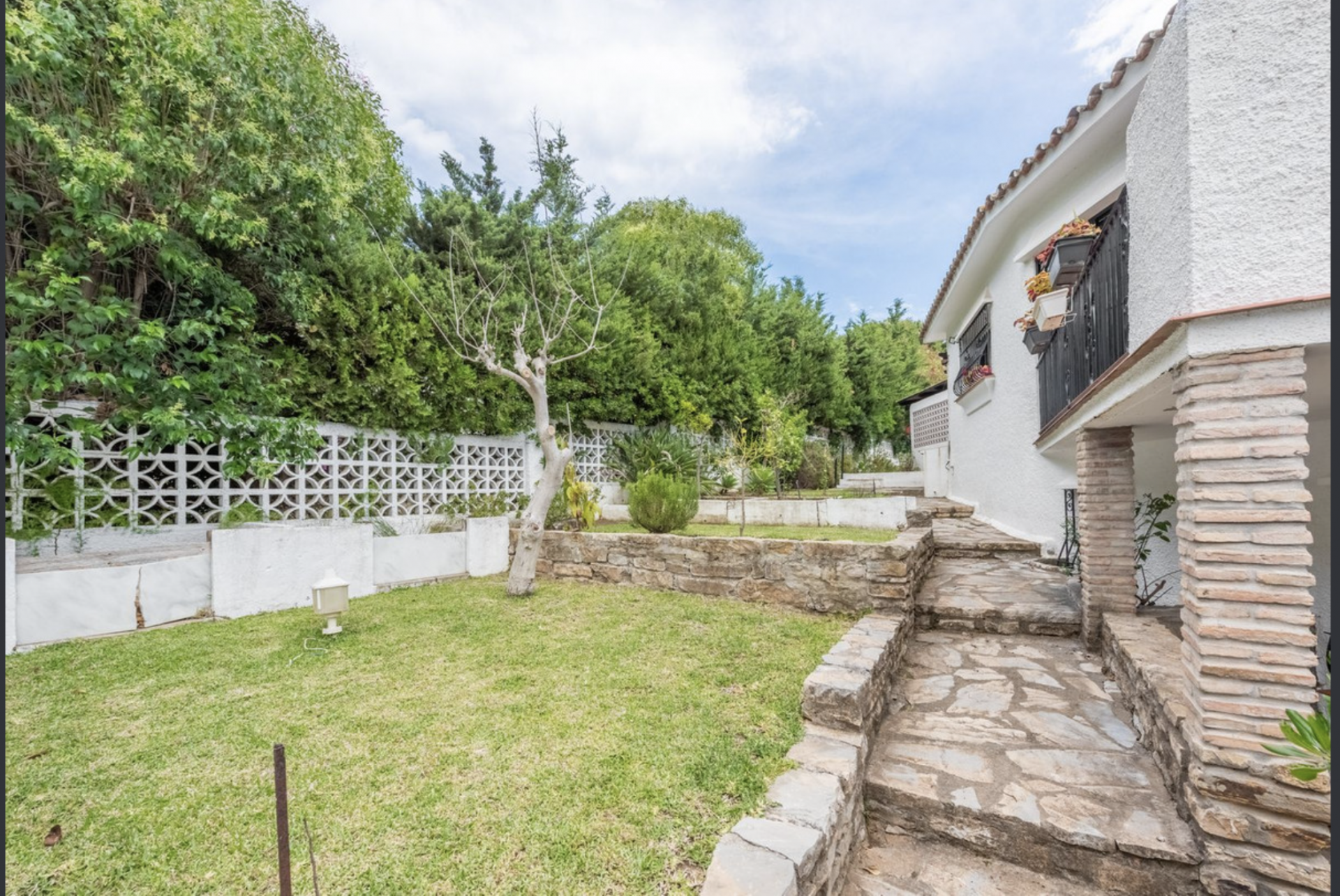 Beautiful bungalow-style villa located in a quiet street, second line to the golf course in Guadalmina Alta