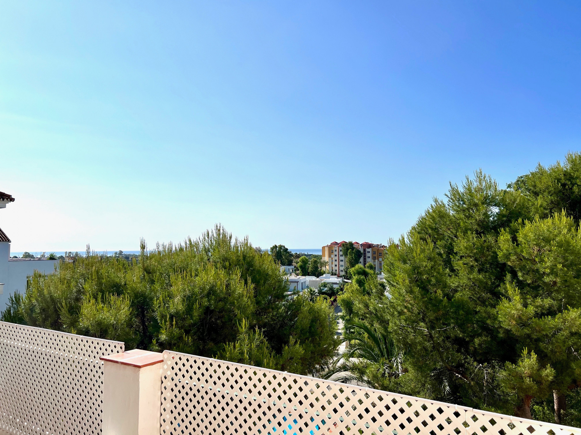 Very bright south-facing apartment with partial sea views in Golf Park