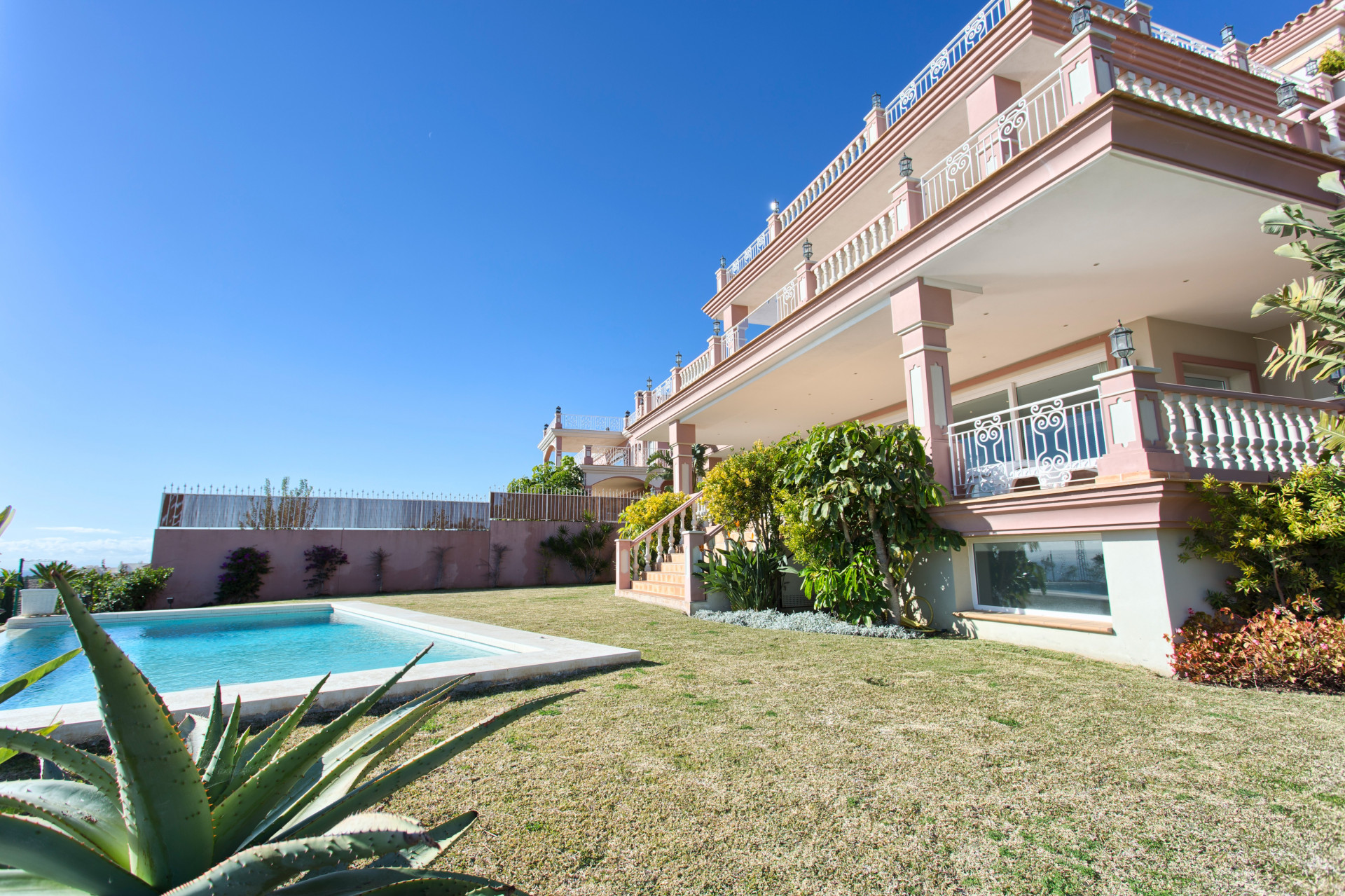 Gran villa construida con materiales de calidad en Los Flamingos Golf Resort con espectaculares vistas a la costa y al Mediterráneo