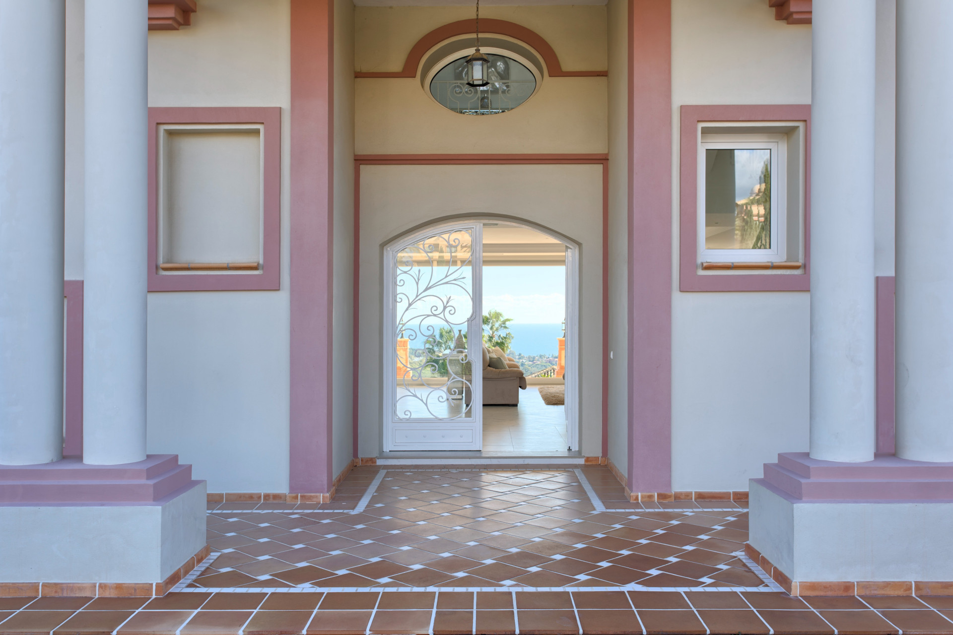 Gran villa construida con materiales de calidad en Los Flamingos Golf Resort con espectaculares vistas a la costa y al Mediterráneo