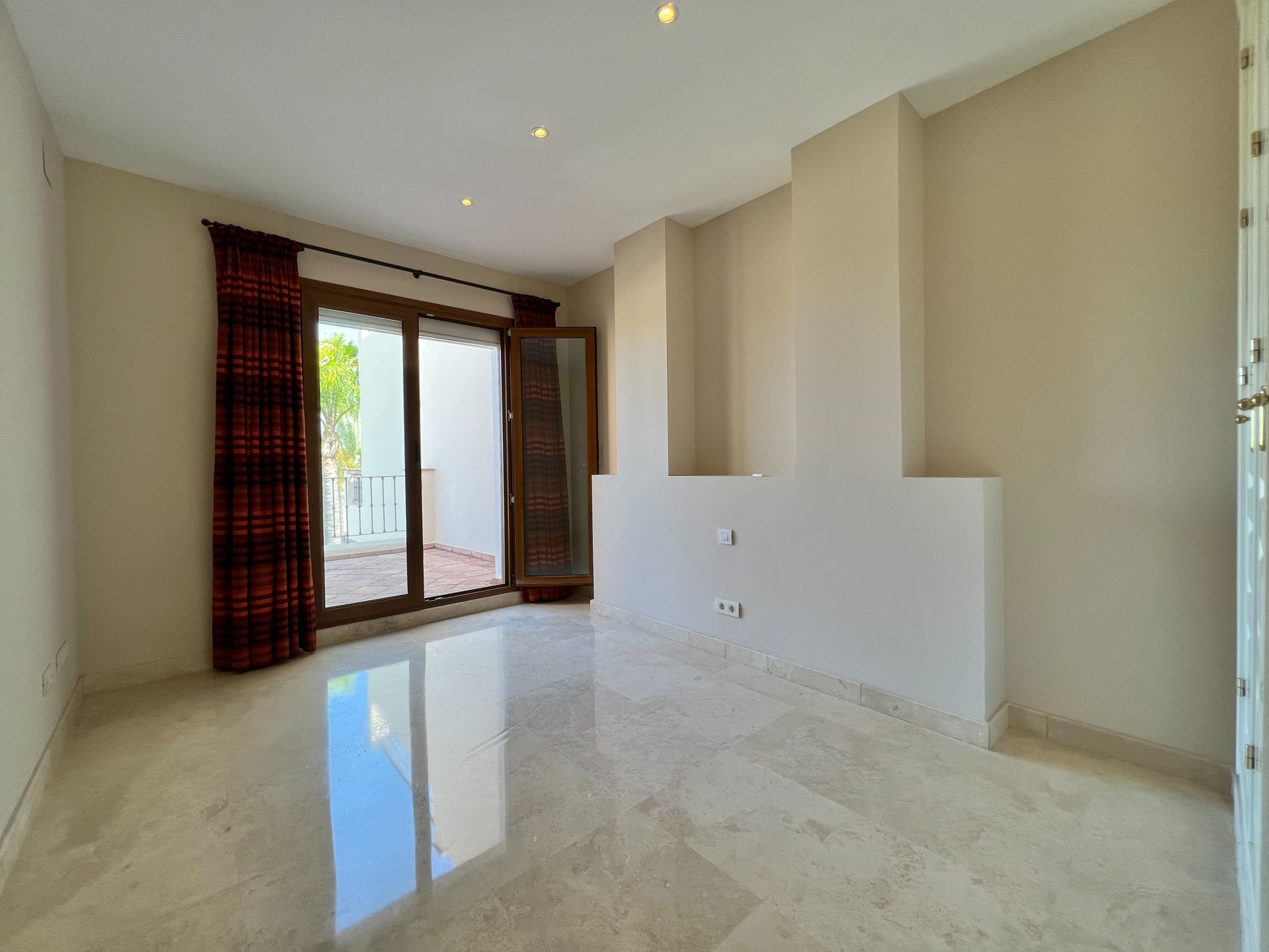 Beautiful corner townhouse with private garden in Paraiso Hills