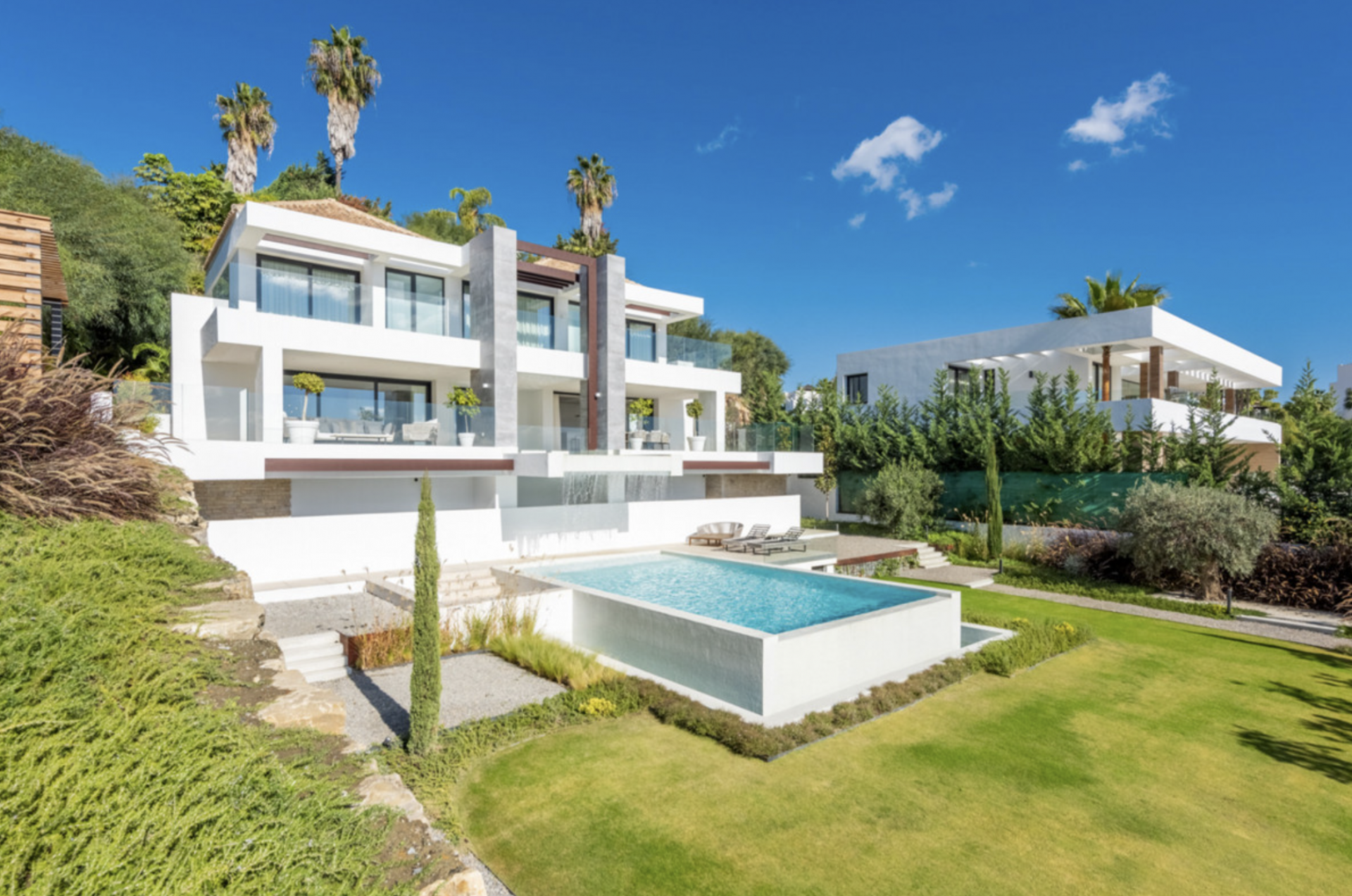Contemporary south-facing villa with a sophisticated design in La Alqueria