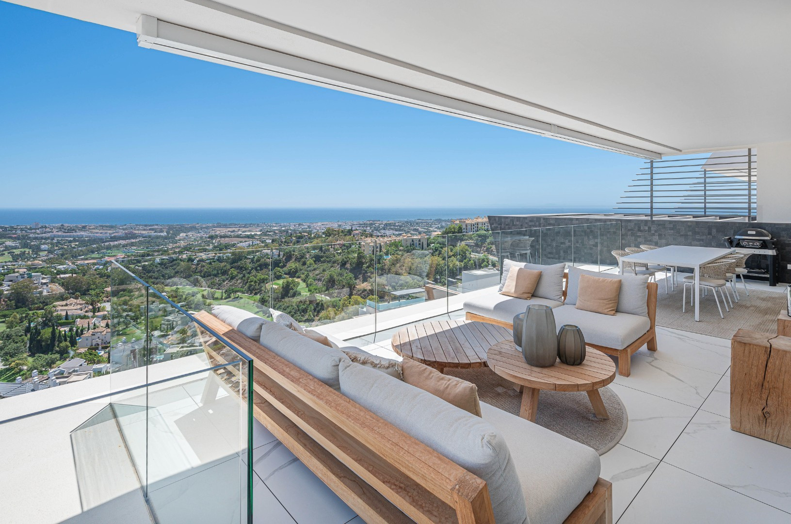 Stunning apartment with panoramic views located within four golf courses
