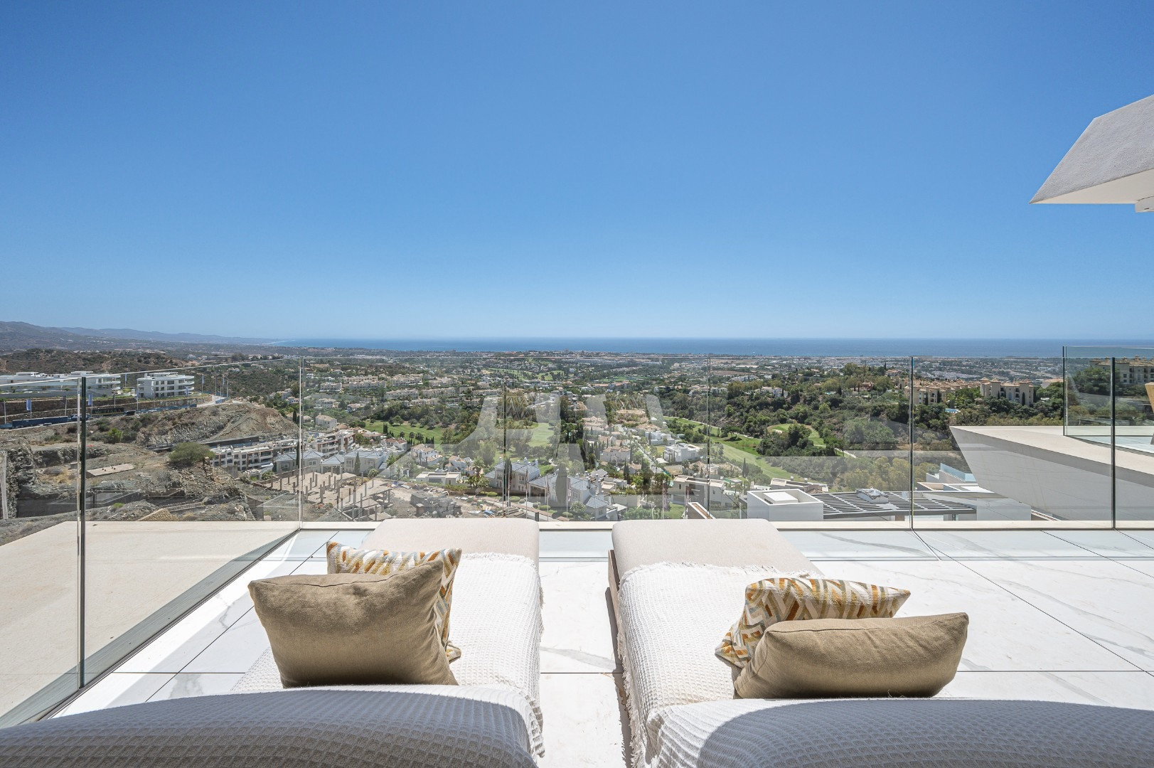 Stunning apartment with panoramic views located within four golf courses