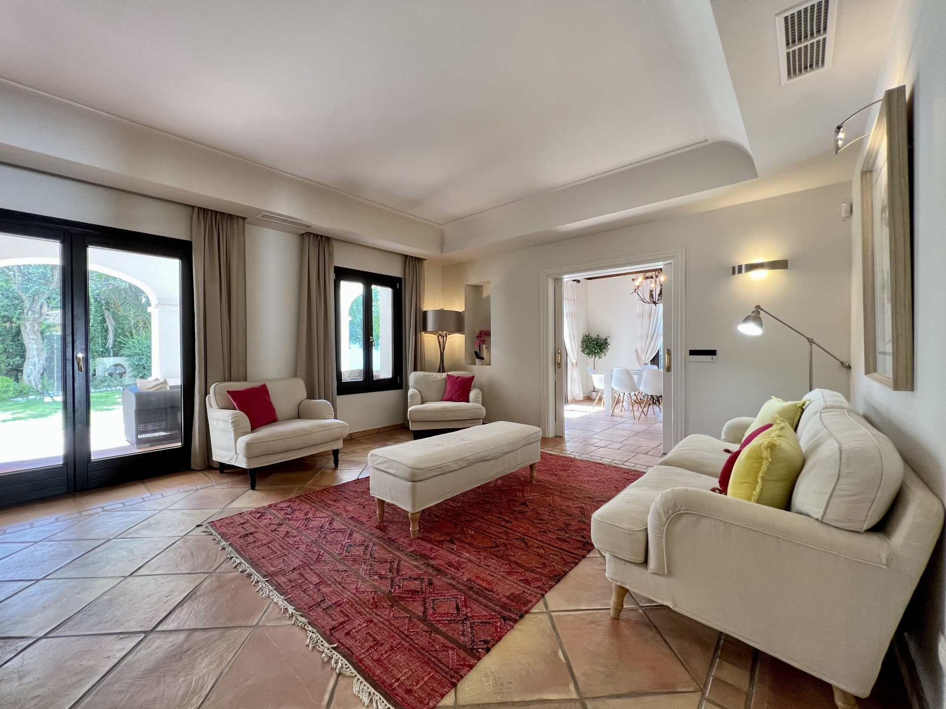 This stunning luxury villa is located in the prestigious area of Casasola, Guadalmina Baja