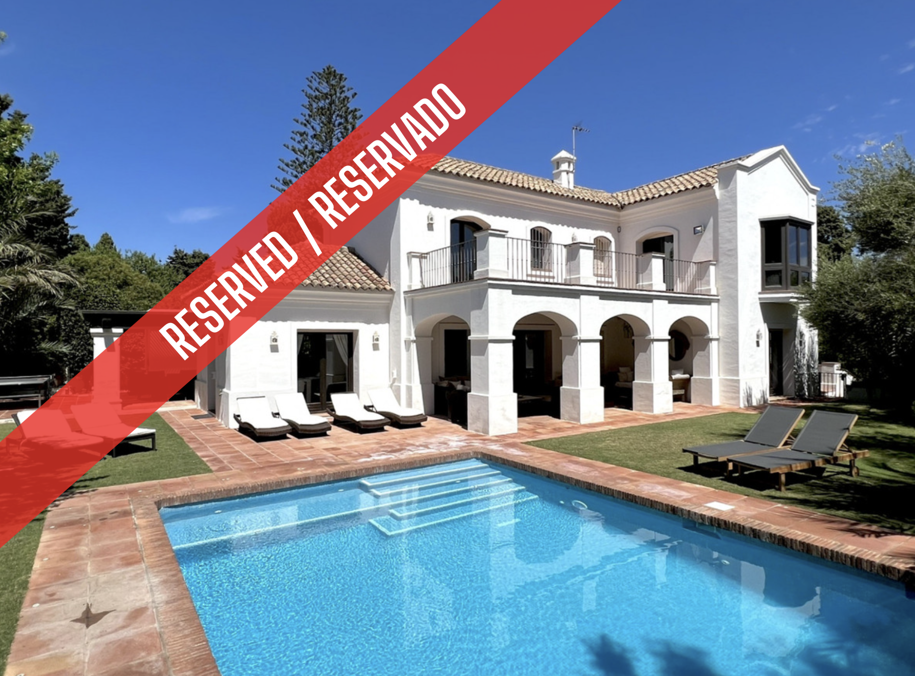 This stunning luxury villa is located in the prestigious area of Casasola, Guadalmina Baja