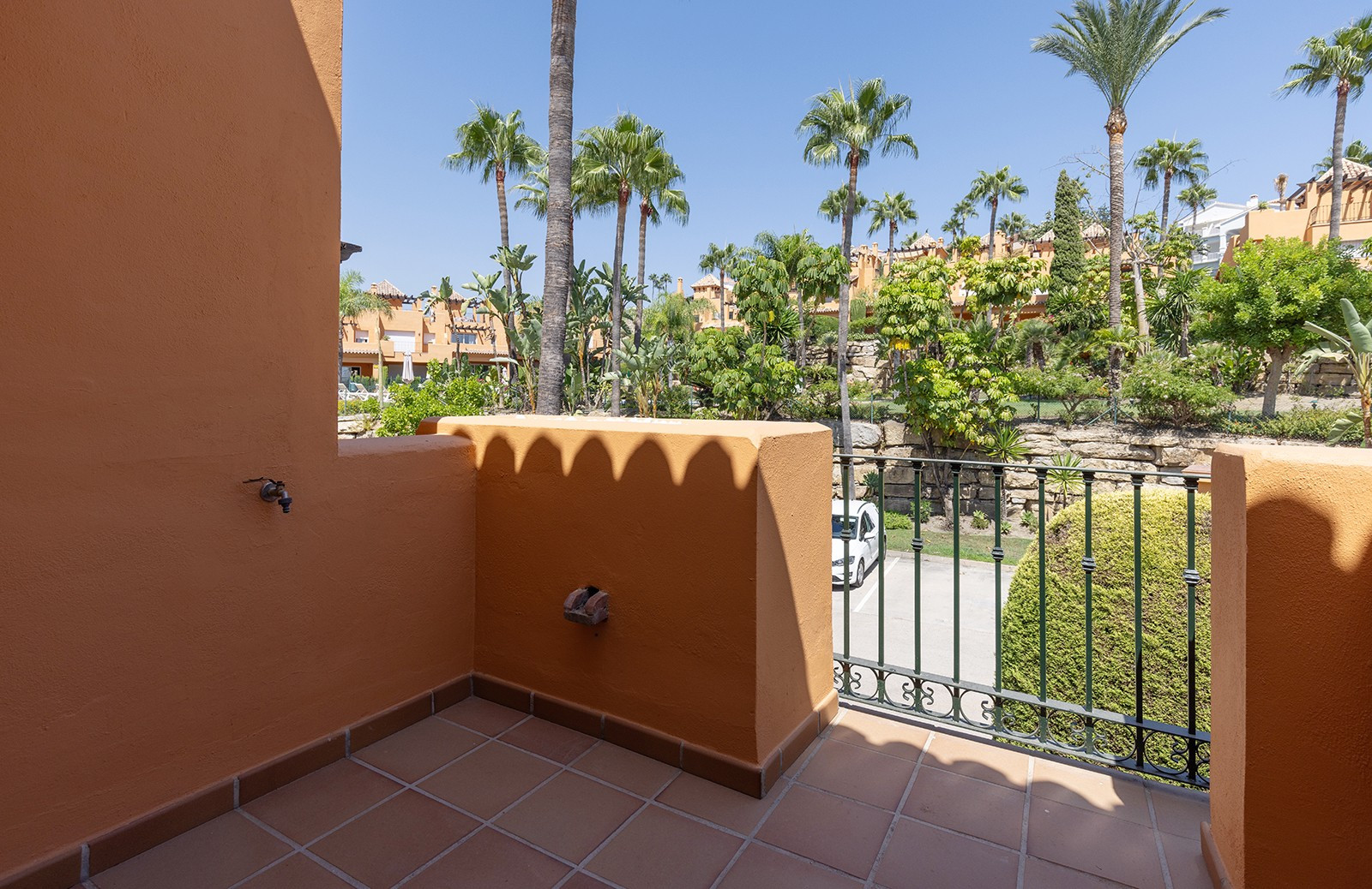 Beautiful SW corner townhouse with private pool and a large private garden in Paraíso Bellevue