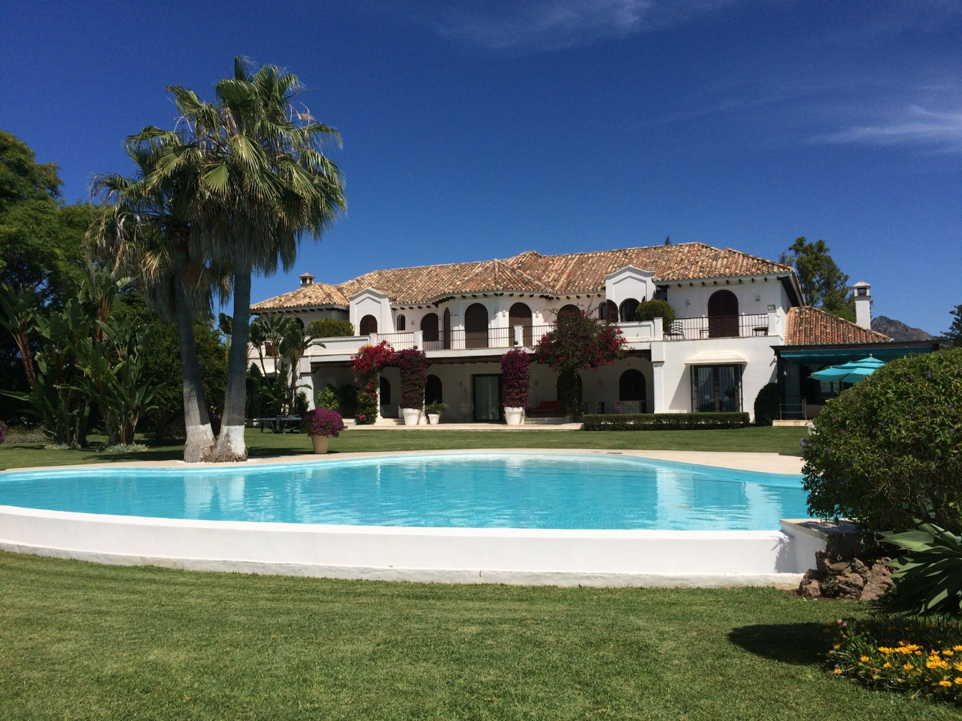 Spectacular frontline beach Mediterranean-style villa in the sought-after area of El Paraiso