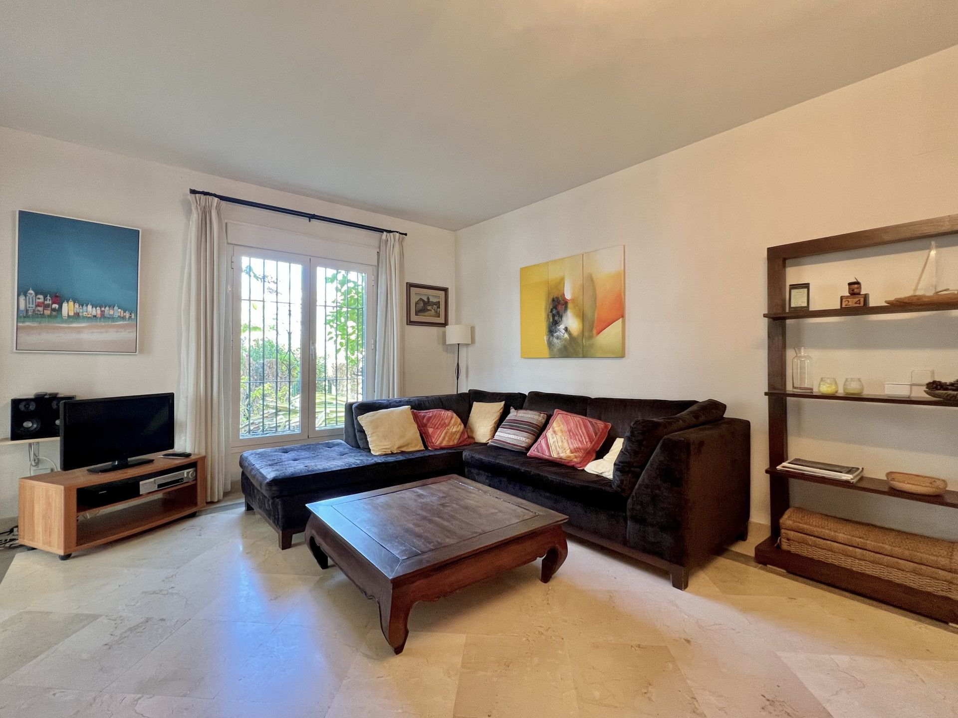 Great corner ground floor apartment with large terraces and a private garden in El Presidente
