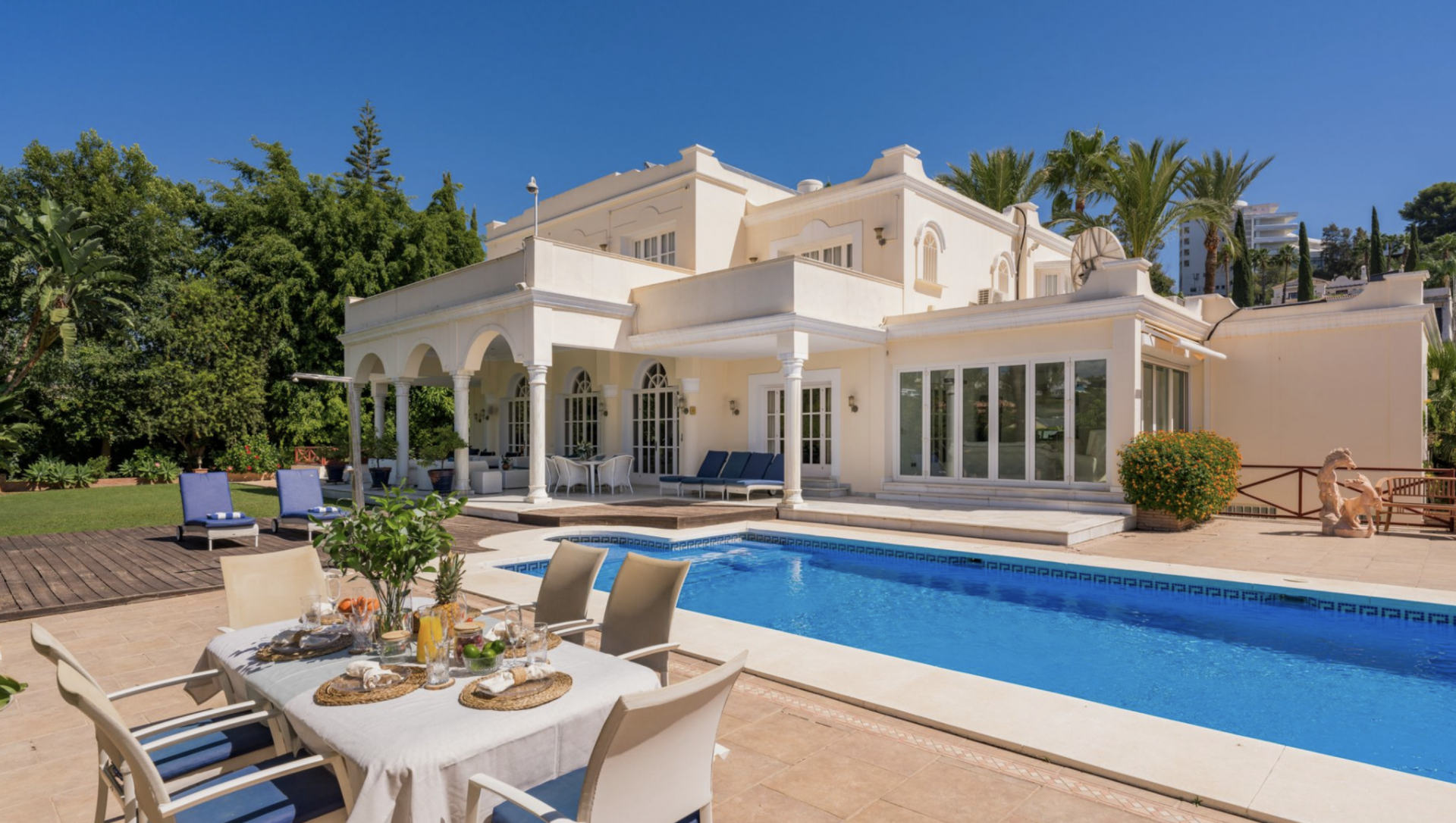 Classic style villa in the heart of Paraíso Medio with beautiful mountain views