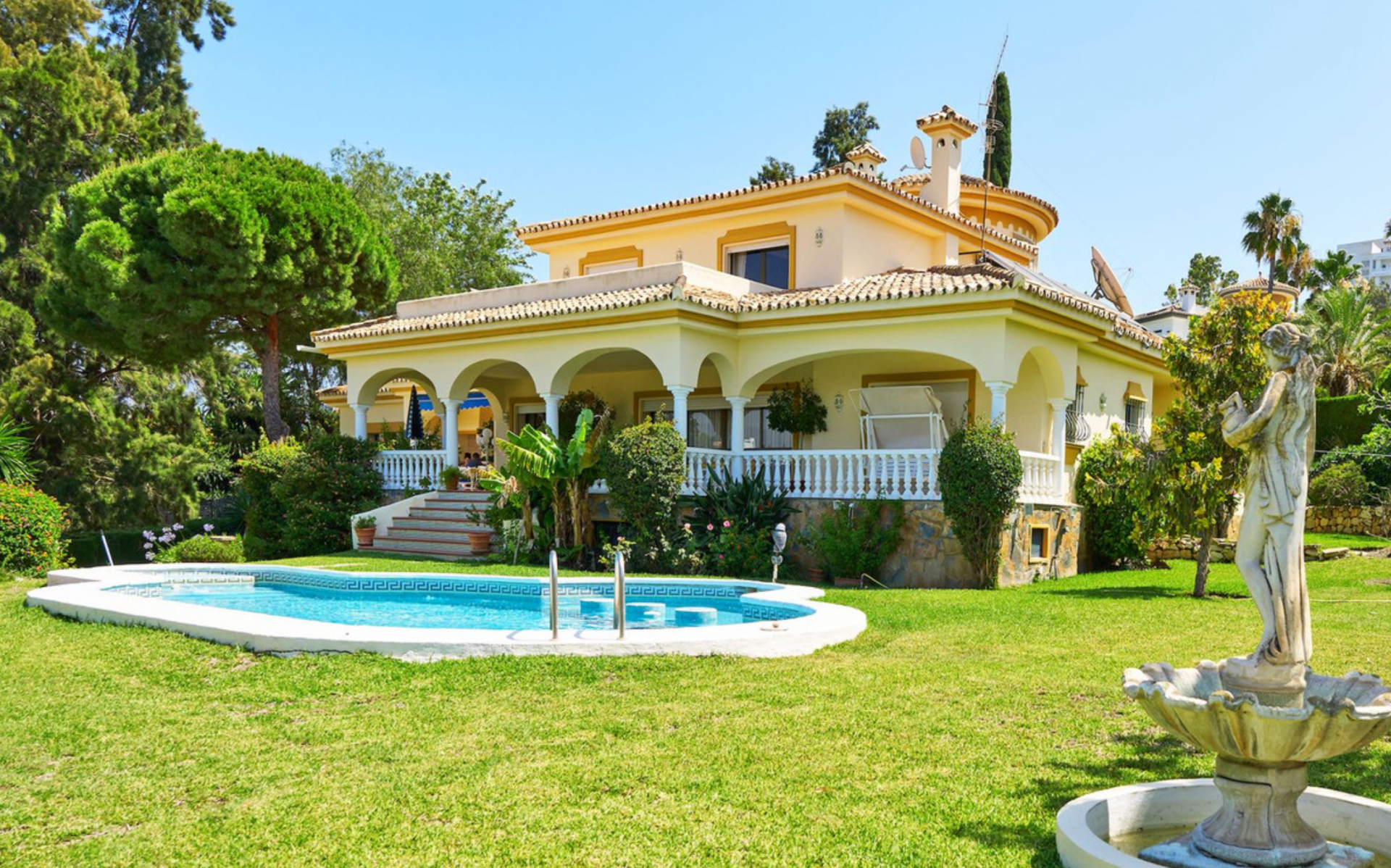 Villa de estilo andaluz, orientada al sur, situada en una zona tranquila de El Paraíso