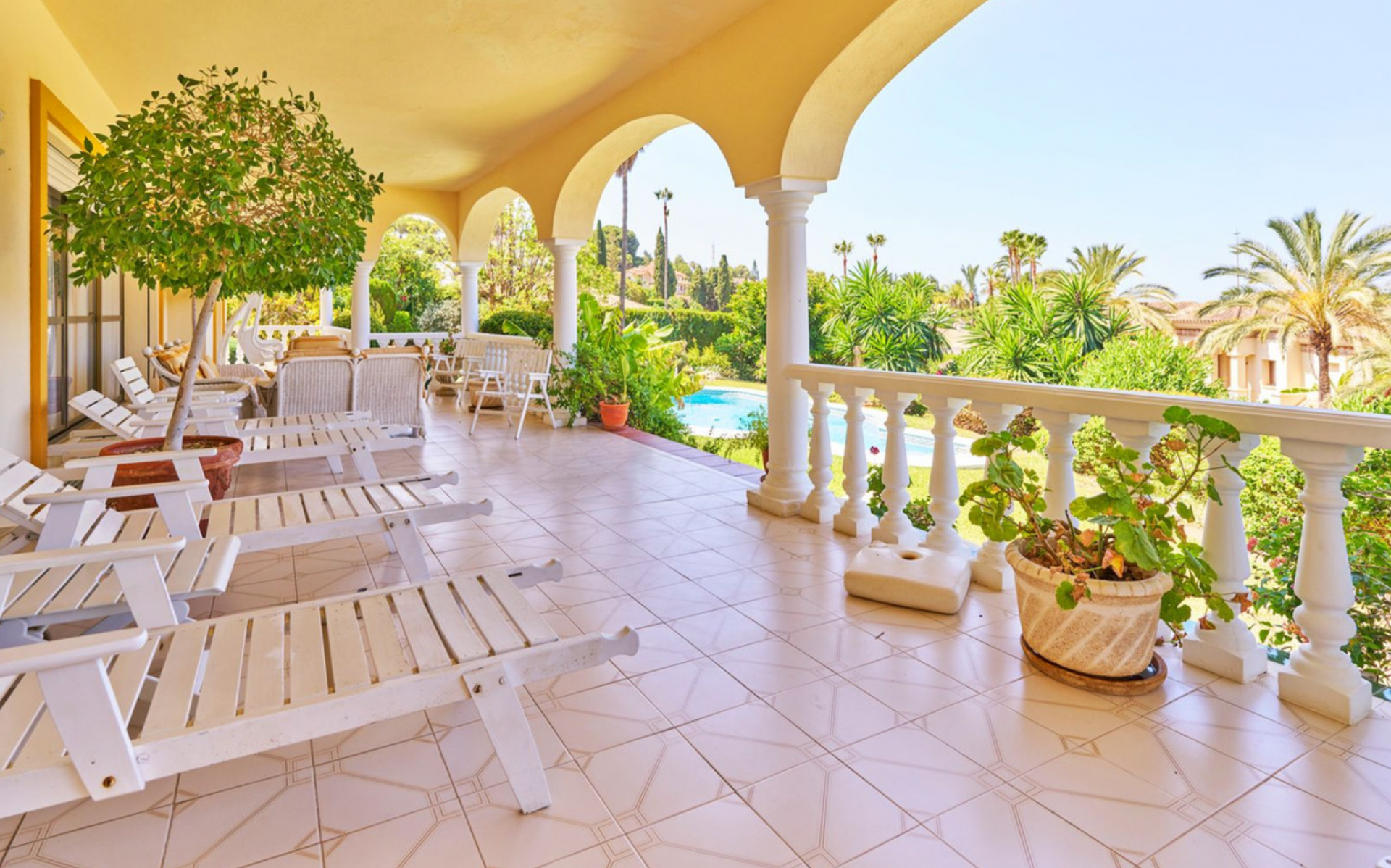 Andalusian-style villa, facing South, set in a quiet area of El Paraiso
