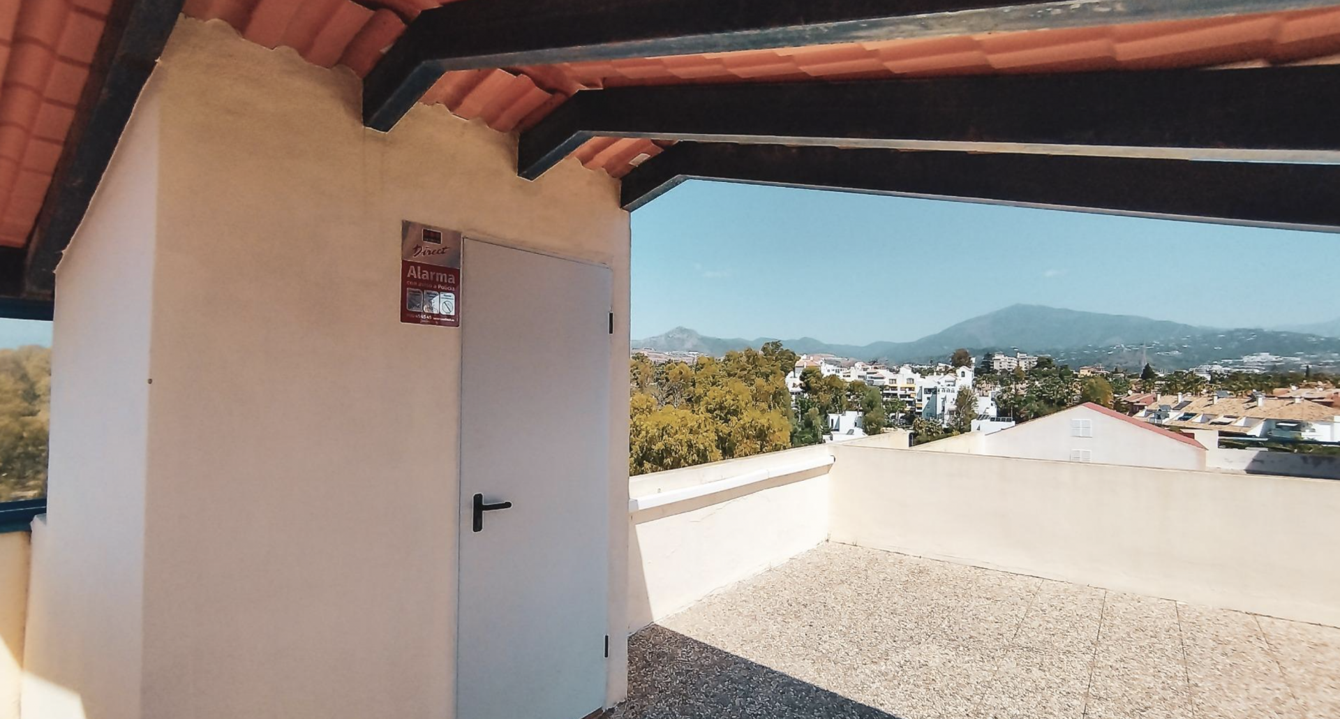 Completely refurbished SW corner penthouse with large  roof terrace solarium enjoying panoramic sea and mountains views and all day sun
