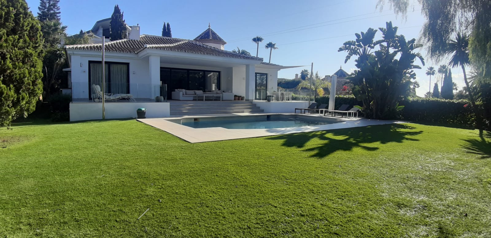 Elegant contemporary-style villa for sale in Paraiso Medio, Estepona