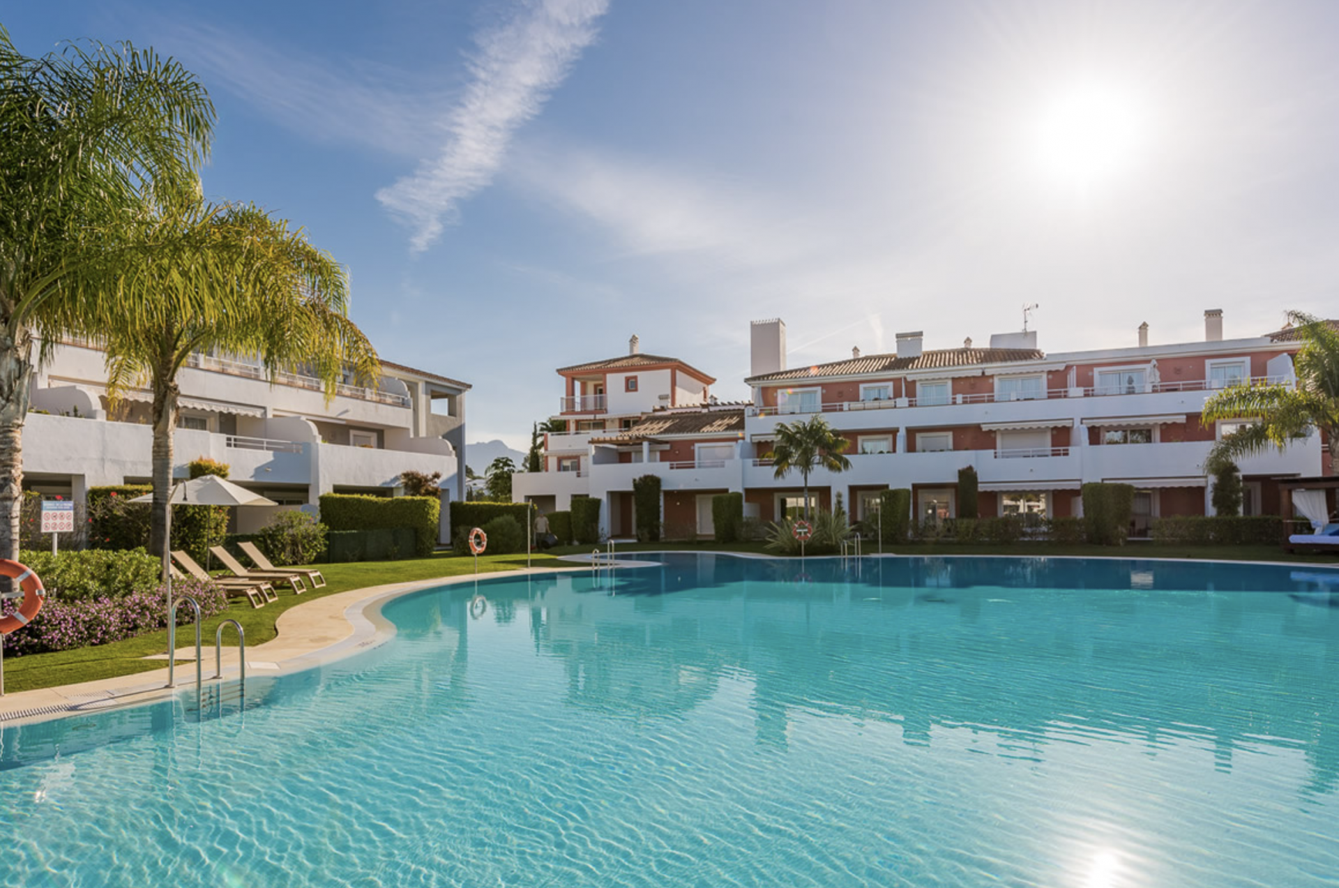 Amplia casa adosada situada en un complejo cerrado con piscina cubierta, gimnasio, pista de tenis, campo de golf y club infantil en El Paraíso