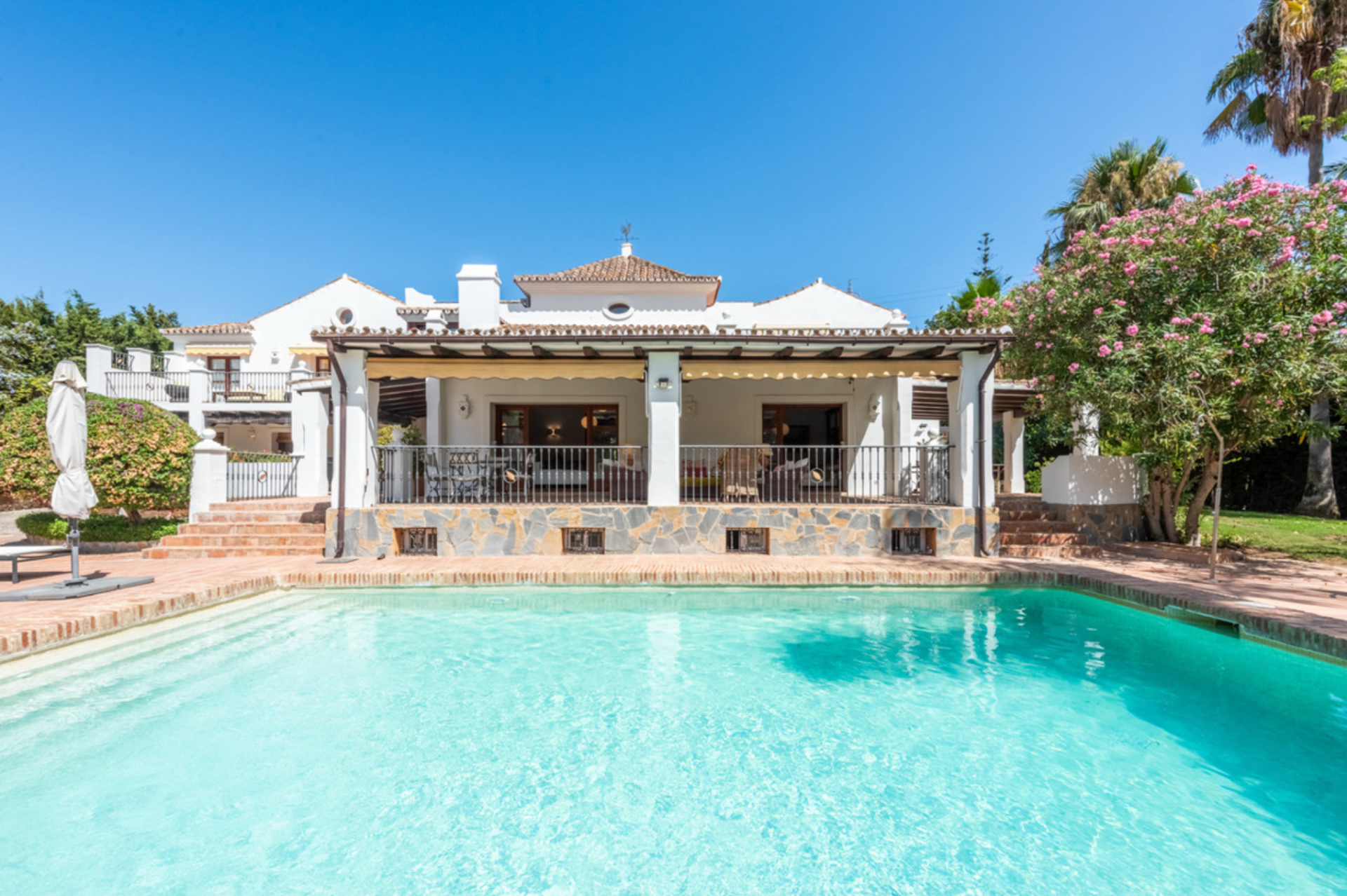 Preciosa villa de estilo andaluz situada en una posición elevada que garantiza buenas vistas, privacidad y tranquilidad en Paraiso Medio