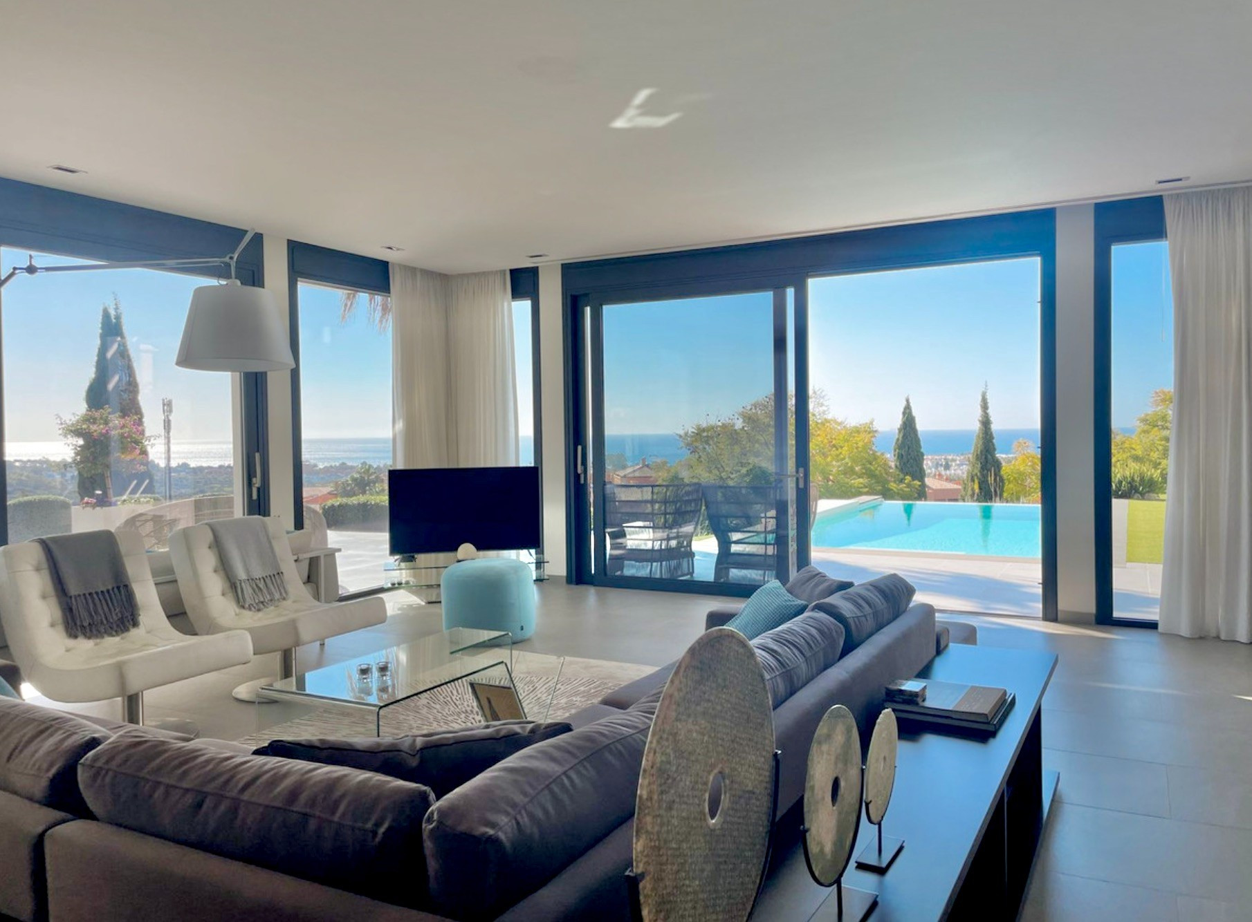 Magnifique villa contemporaine de luxe de 4 chambres et 4 salles de bains avec vue panoramique sur la mer à 270º au cœur de l'exclusif complexe de golf Los Flamingos.