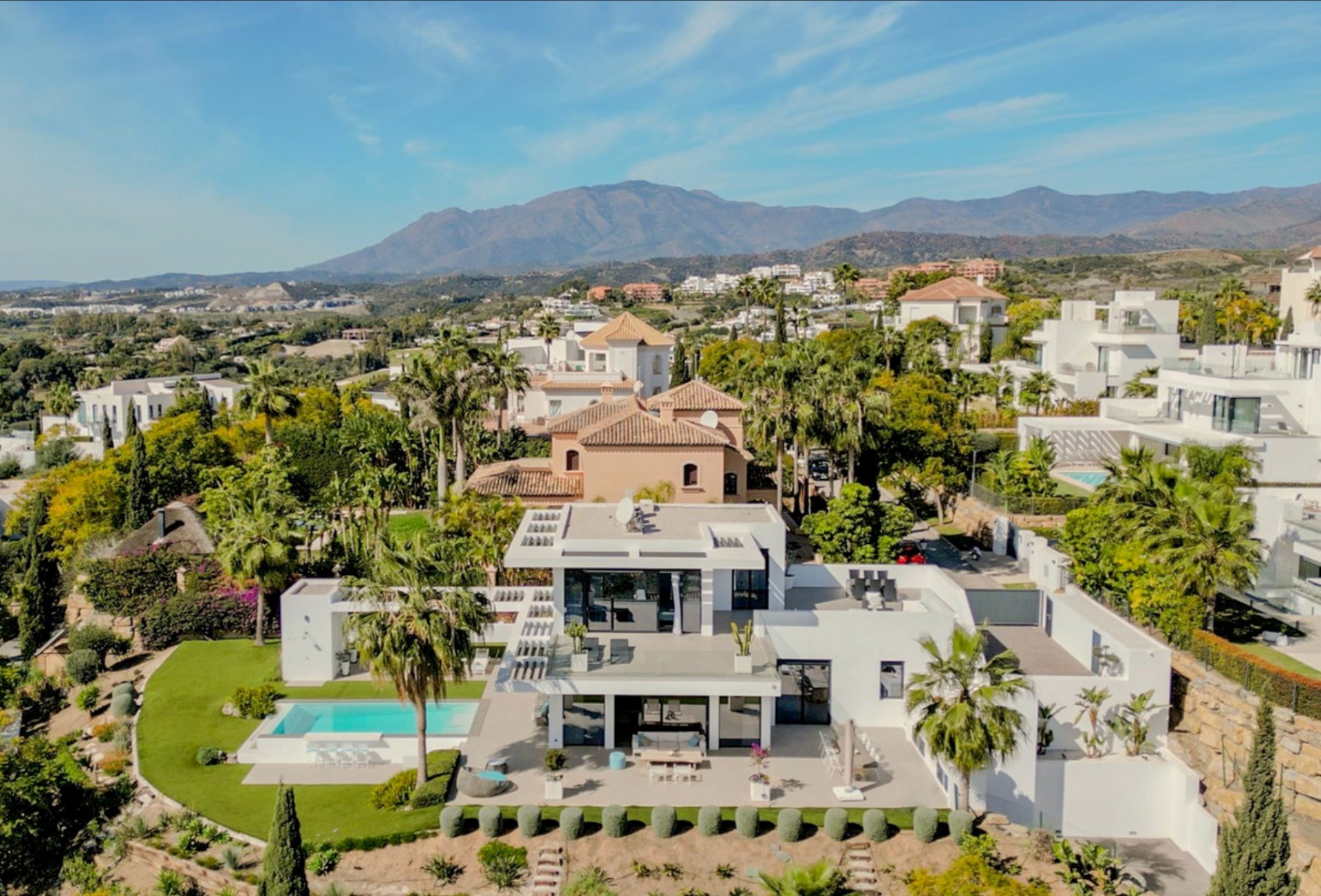 Wonderful luxury 4-bed, 4-bath contemporary villa with 270º panoramic sea views in the heart of the exclusive golf resort Los Flamingos