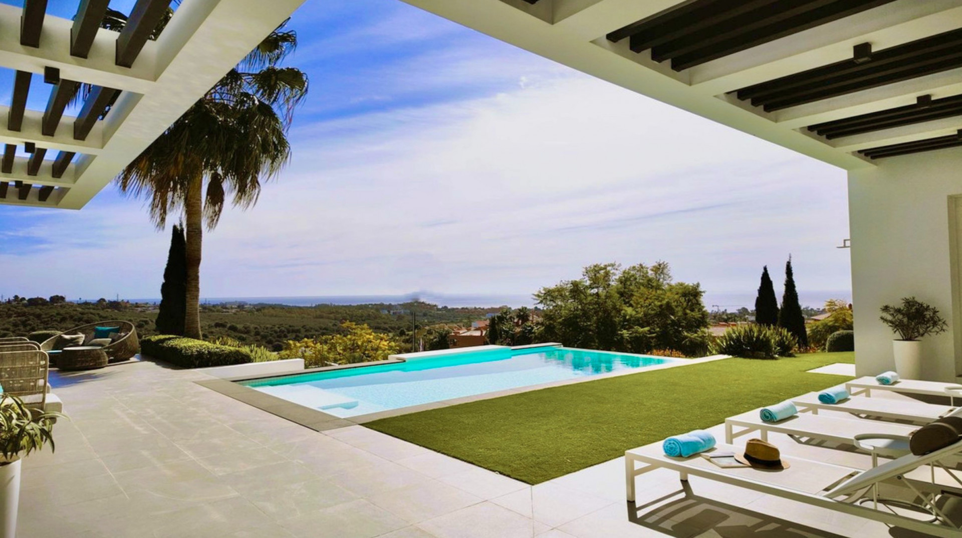 Magnifique villa contemporaine de luxe de 4 chambres et 4 salles de bains avec vue panoramique sur la mer à 270º au cœur de l'exclusif complexe de golf Los Flamingos.