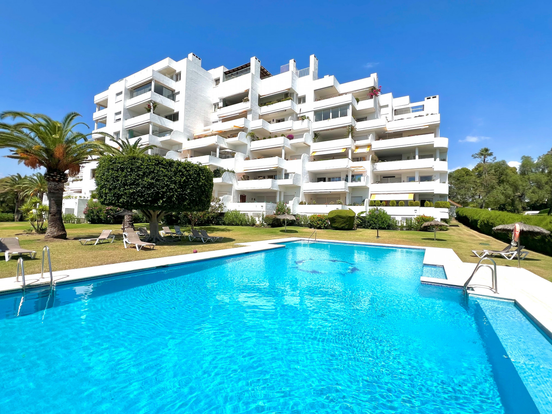 Amplio apartamento situado en un hermoso y tranquilo complejo cerca del famoso Club de Golf Guadalmina