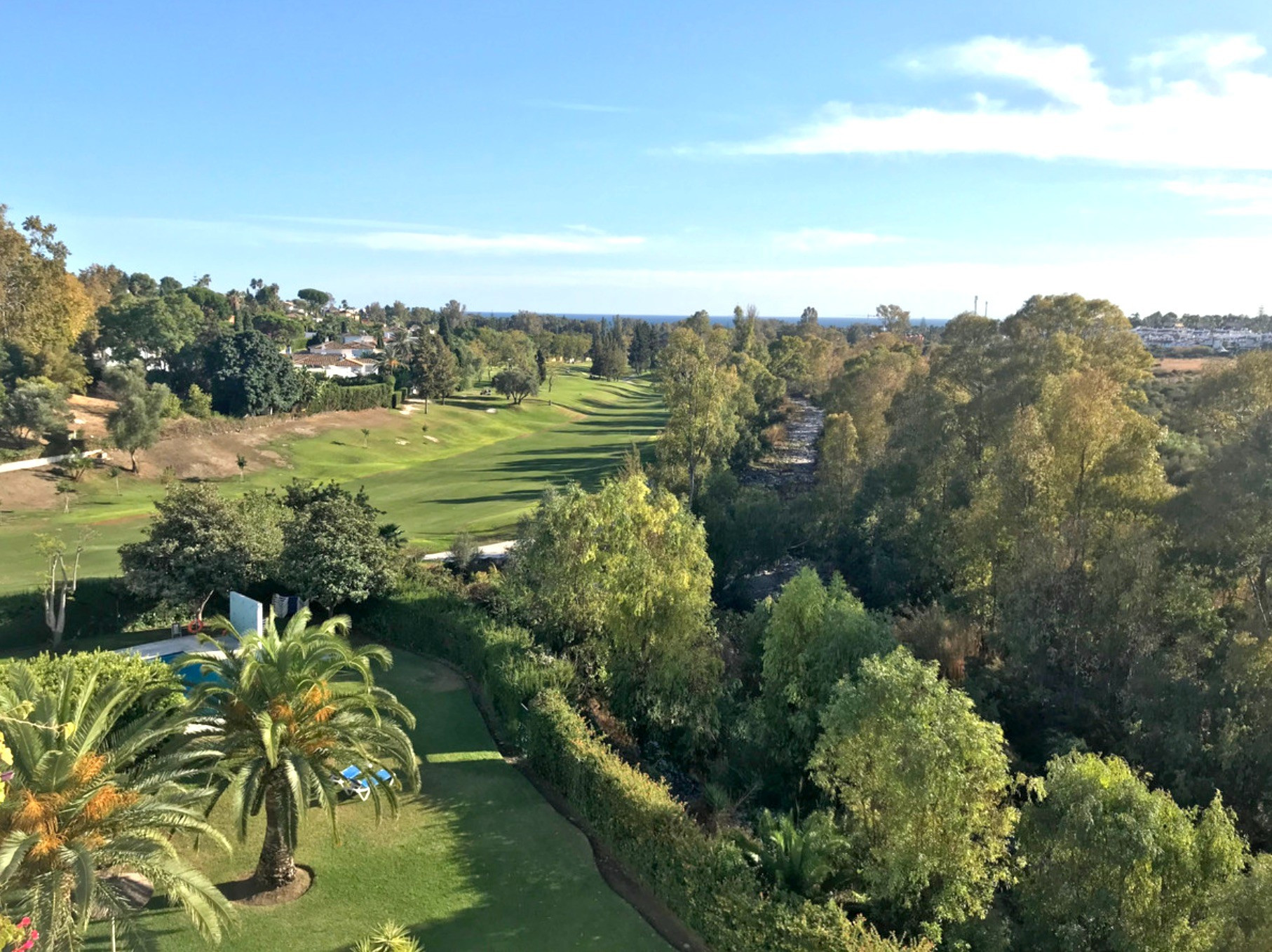 Spacious apartment located in a beautiful and quiet complex near the famous Guadalmina Golf Club