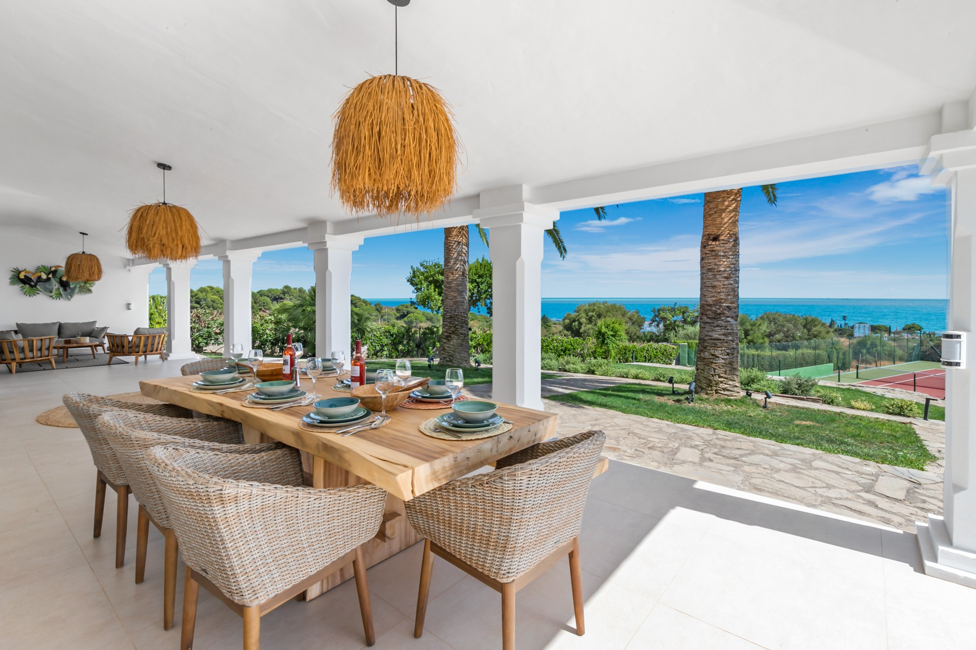 Hermosa villa recientemente reformada situada justo encima del centro de la ciudad de Estepona con espectaculares vistas al mar y una espléndida pista de tenis.