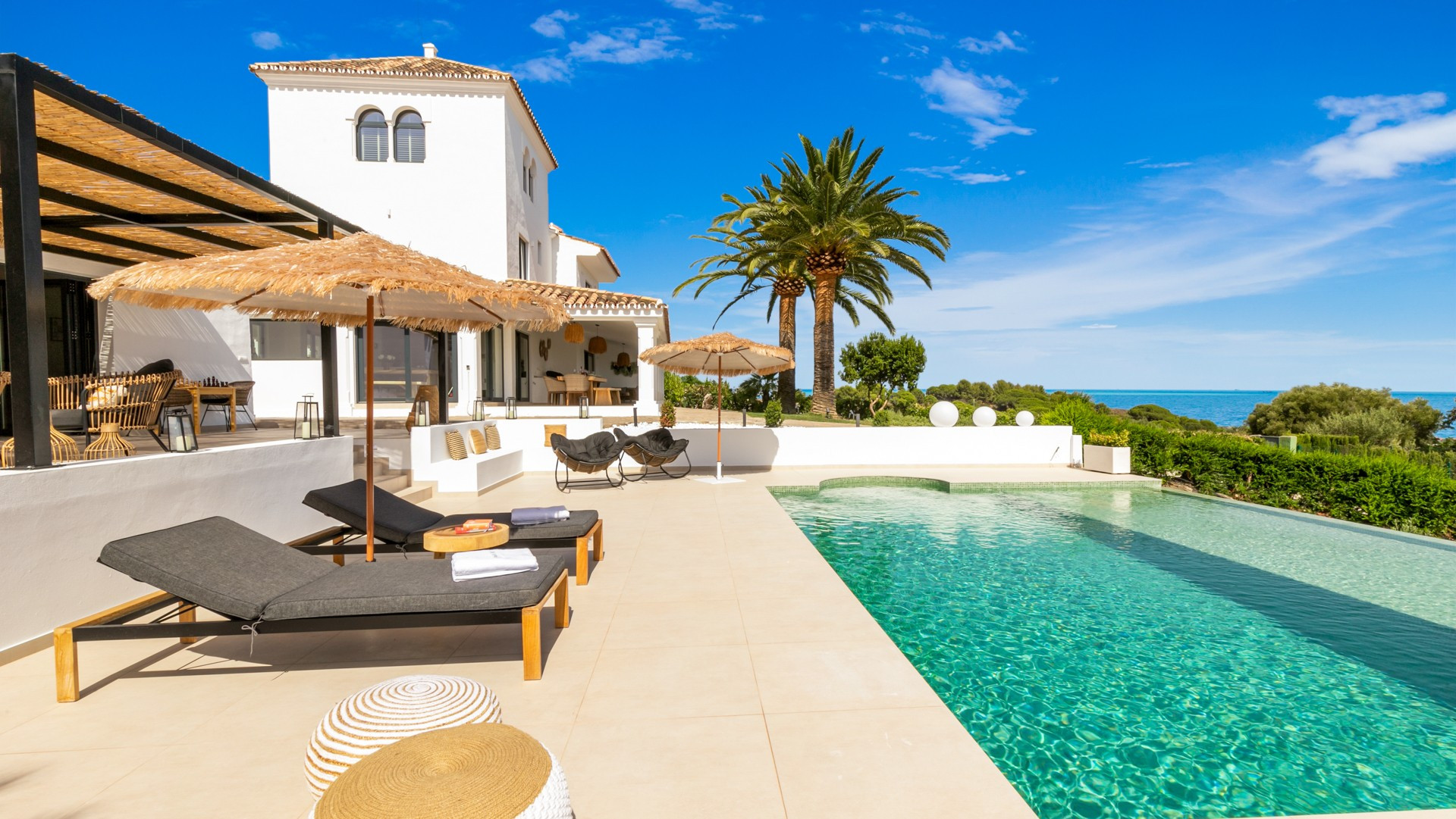 Hermosa villa recientemente reformada situada justo encima del centro de la ciudad de Estepona con espectaculares vistas al mar y una espléndida pista de tenis.