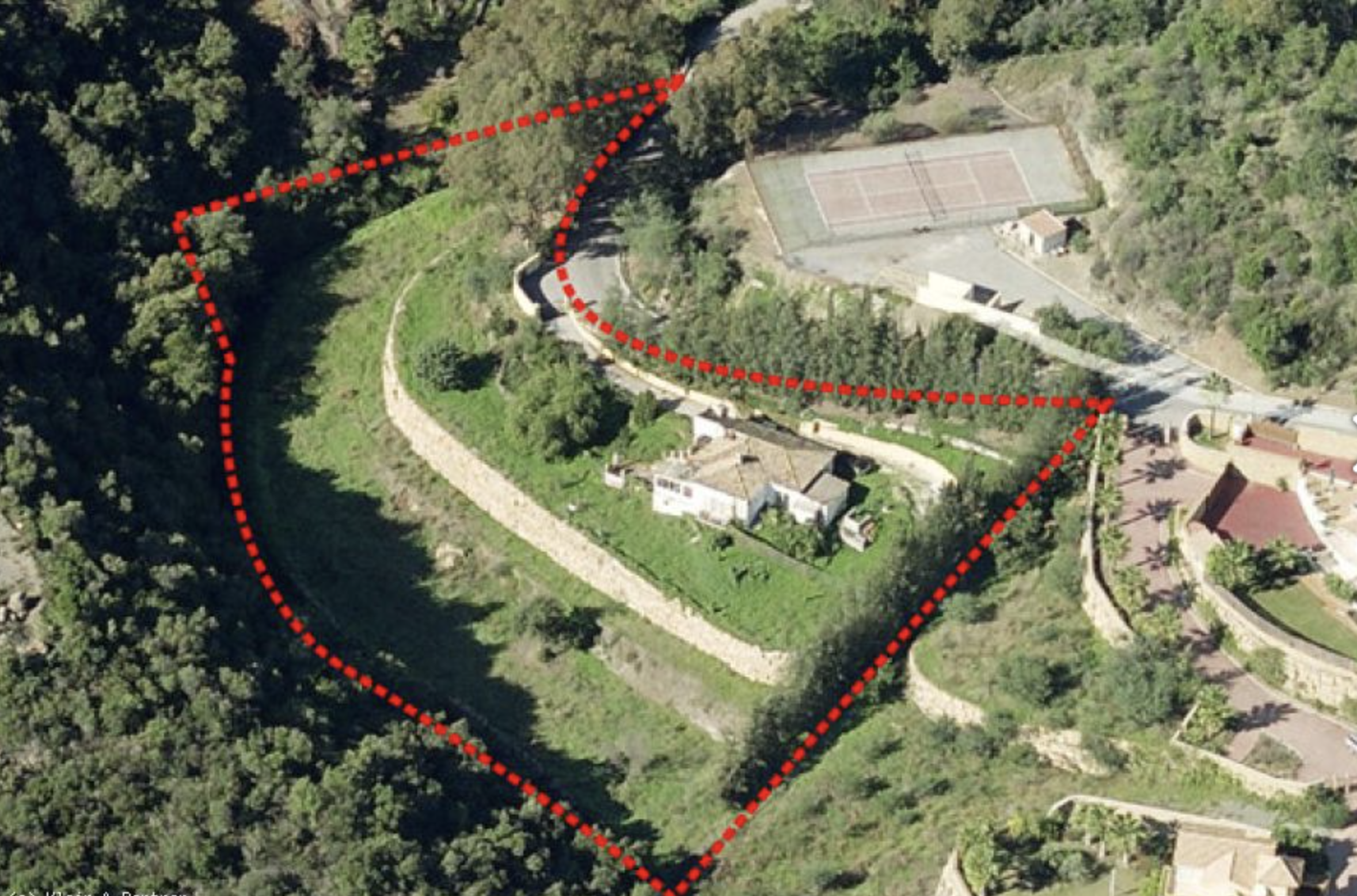 Il s'agit d'une opportunité de rénovation pour une villa de campagne de style rustique, orientée plein sud, située sur un grand terrain à Benahavís.