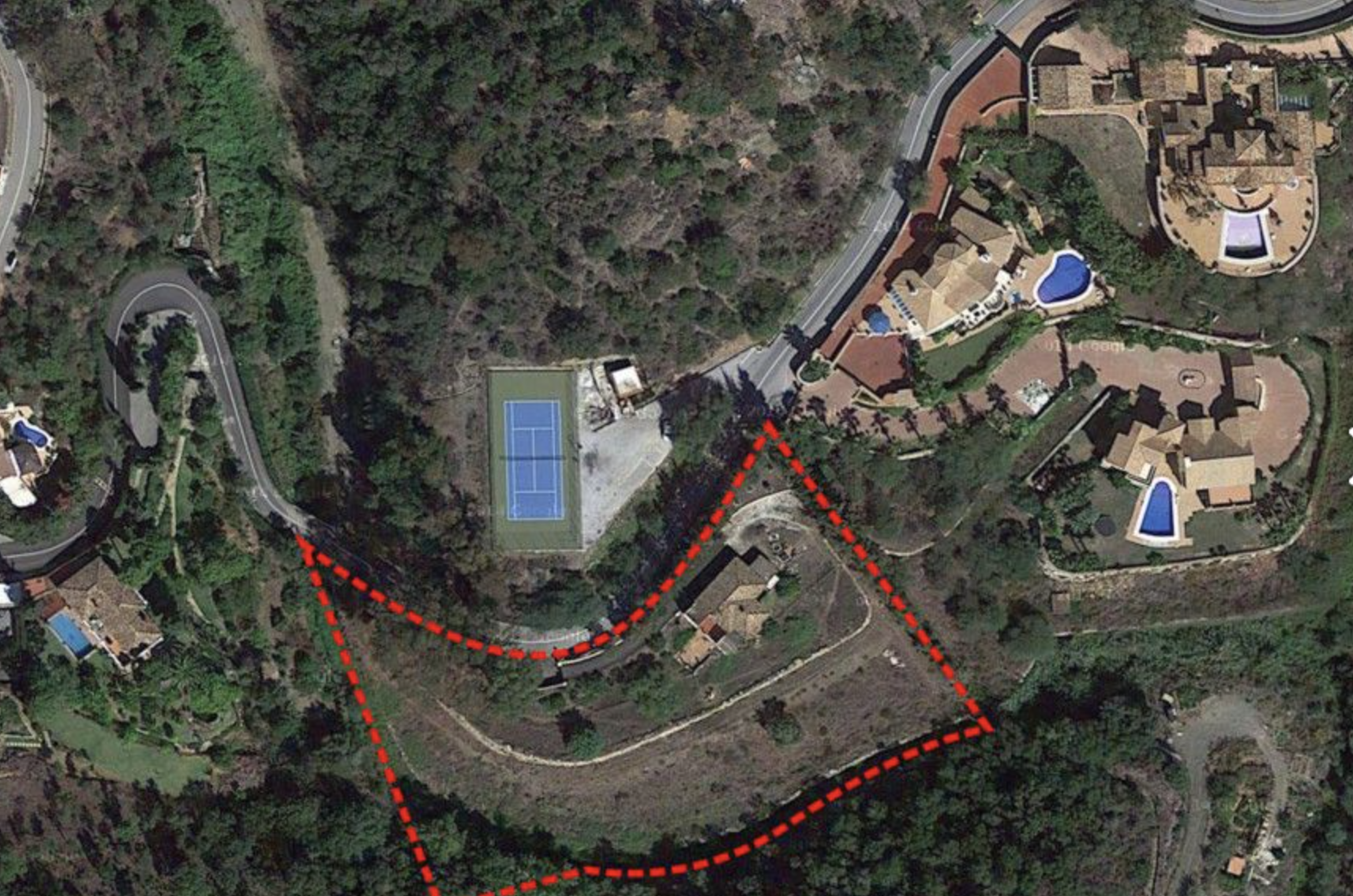 Il s'agit d'une opportunité de rénovation pour une villa de campagne de style rustique, orientée plein sud, située sur un grand terrain à Benahavís.
