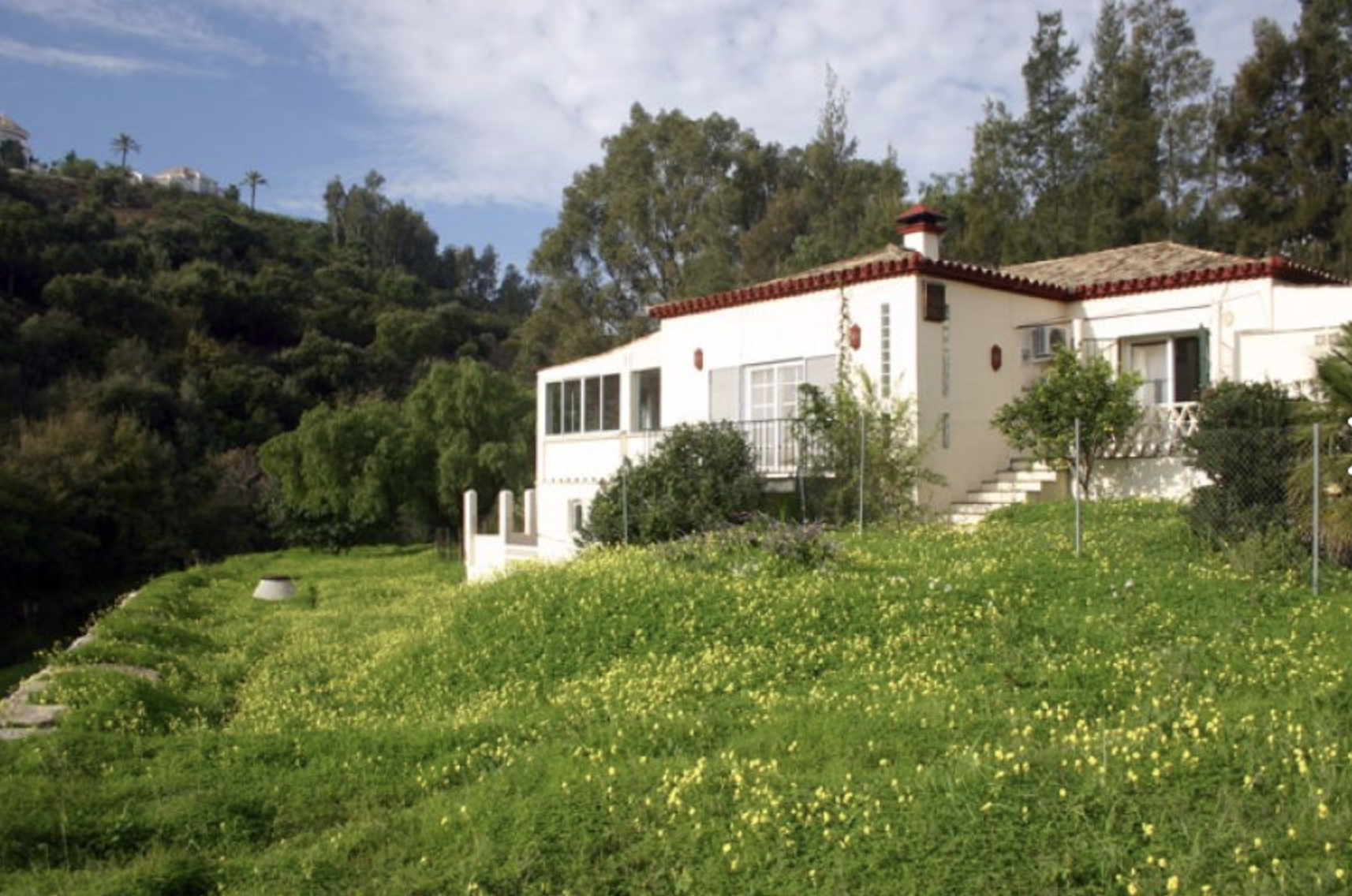 Il s'agit d'une opportunité de rénovation pour une villa de campagne de style rustique, orientée plein sud, située sur un grand terrain à Benahavís.