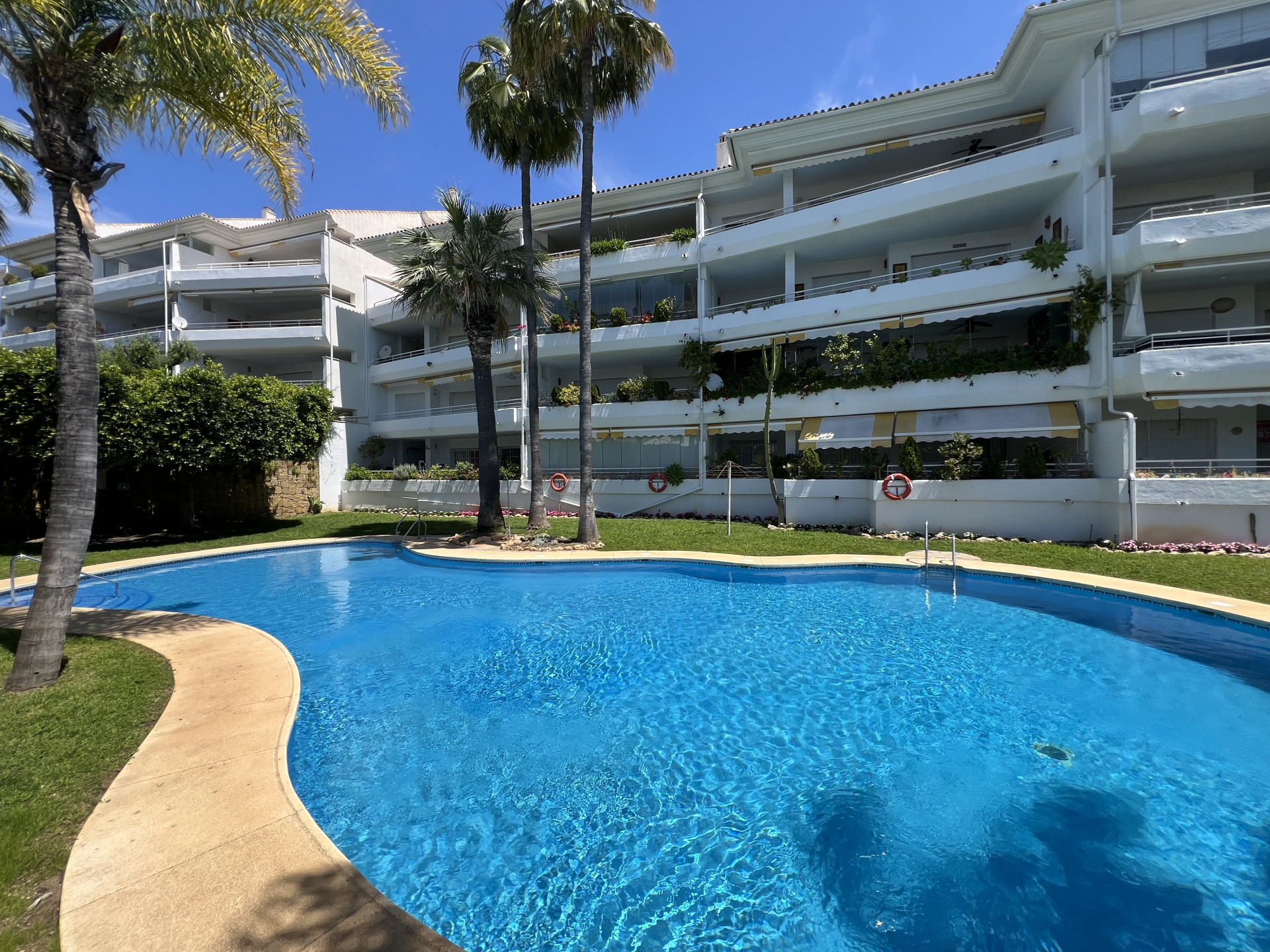 Unbeatable location! Guadalmina Baja, hole 15, just a few meters from the beach!