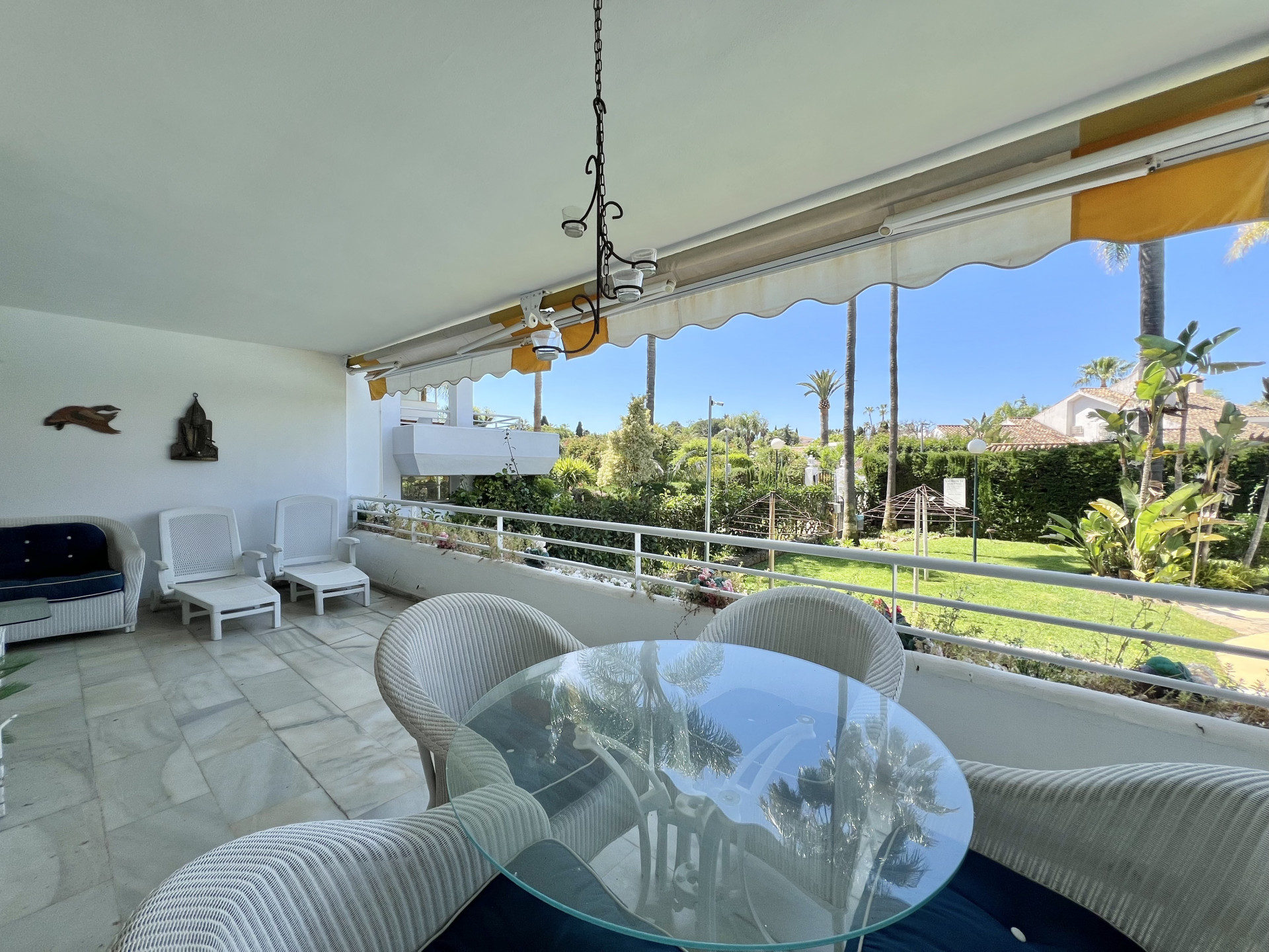Unbeatable location! Guadalmina Baja, hole 15, just a few meters from the beach!