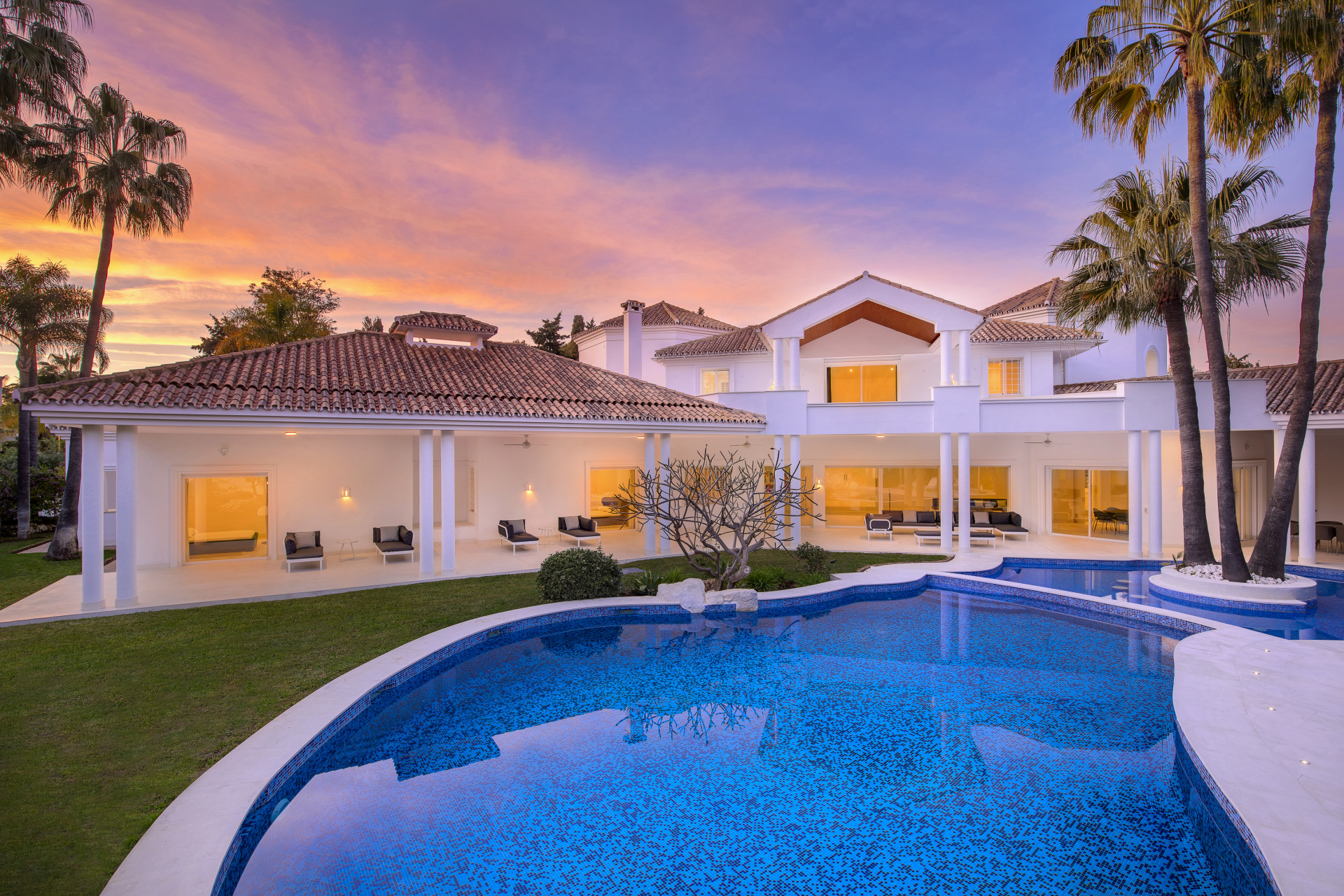 Majestic beachside villa in the prestigious Guadalmina Baja.POCKET LISTING!! NOT ALLOWED TO ADVERTISE ON ANY SITE - PORTALS OR SOCIAL MEDIA INCLUDING  YOUR WEBSITE!! PICTURES AND MATERIAL COULD BE SENT ONLY TO POTENTIAL CLIENTS!!