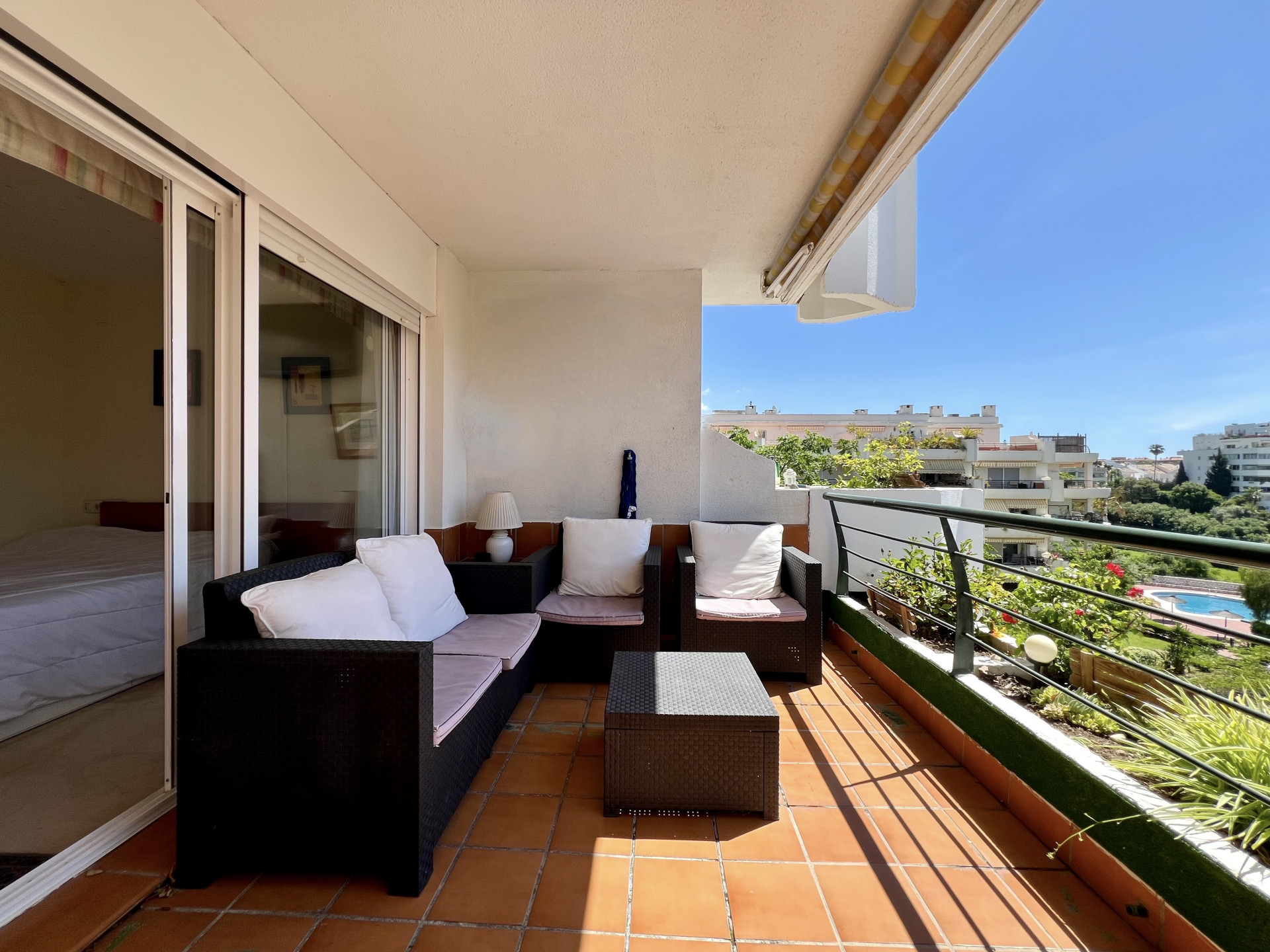 Oportunidad en Guadalmina Alta! Soleado apartamento de dos habitaciones con orientación Sur