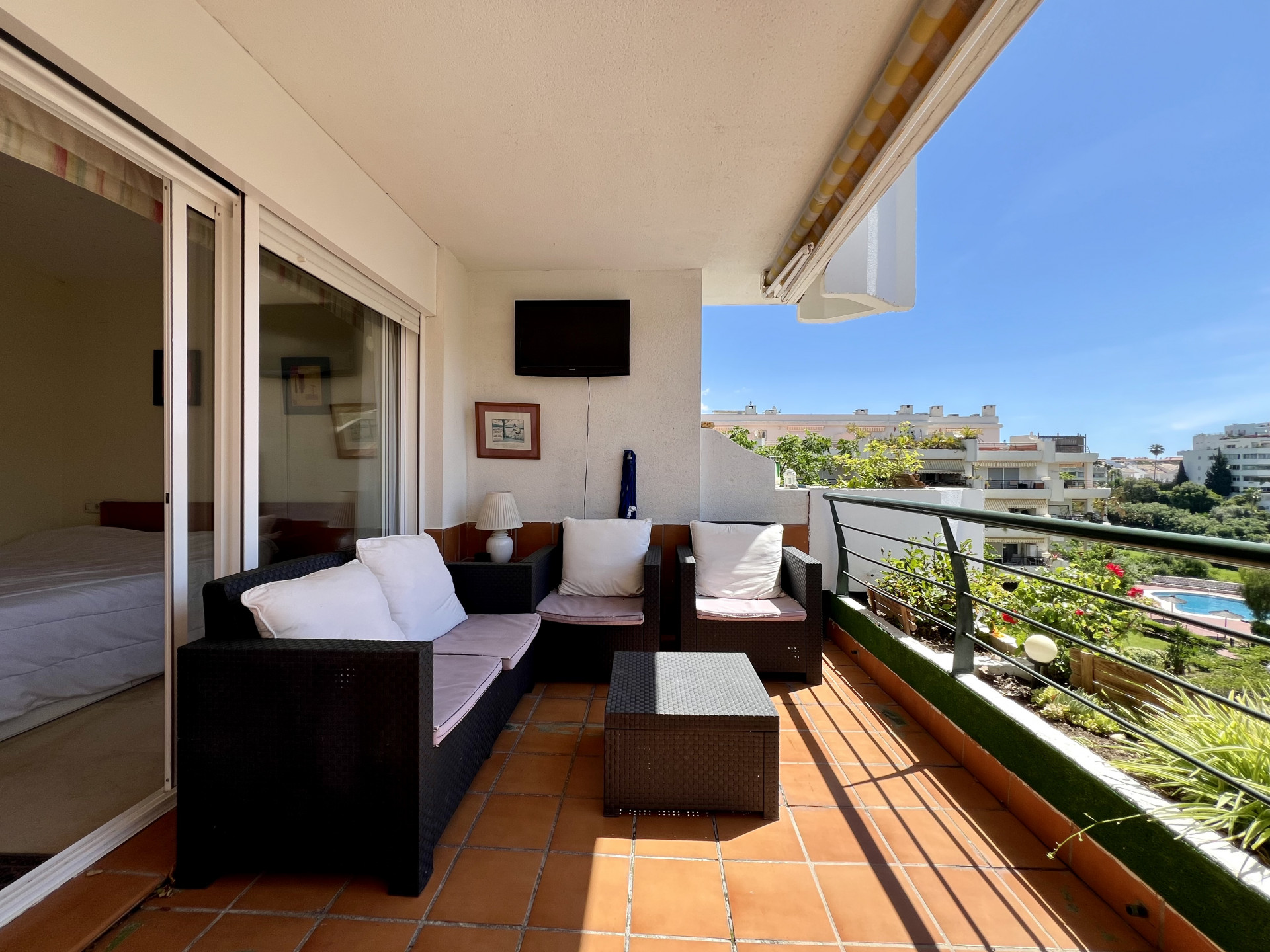 Oportunidad en Guadalmina Alta! Soleado apartamento de dos habitaciones con orientación Sur