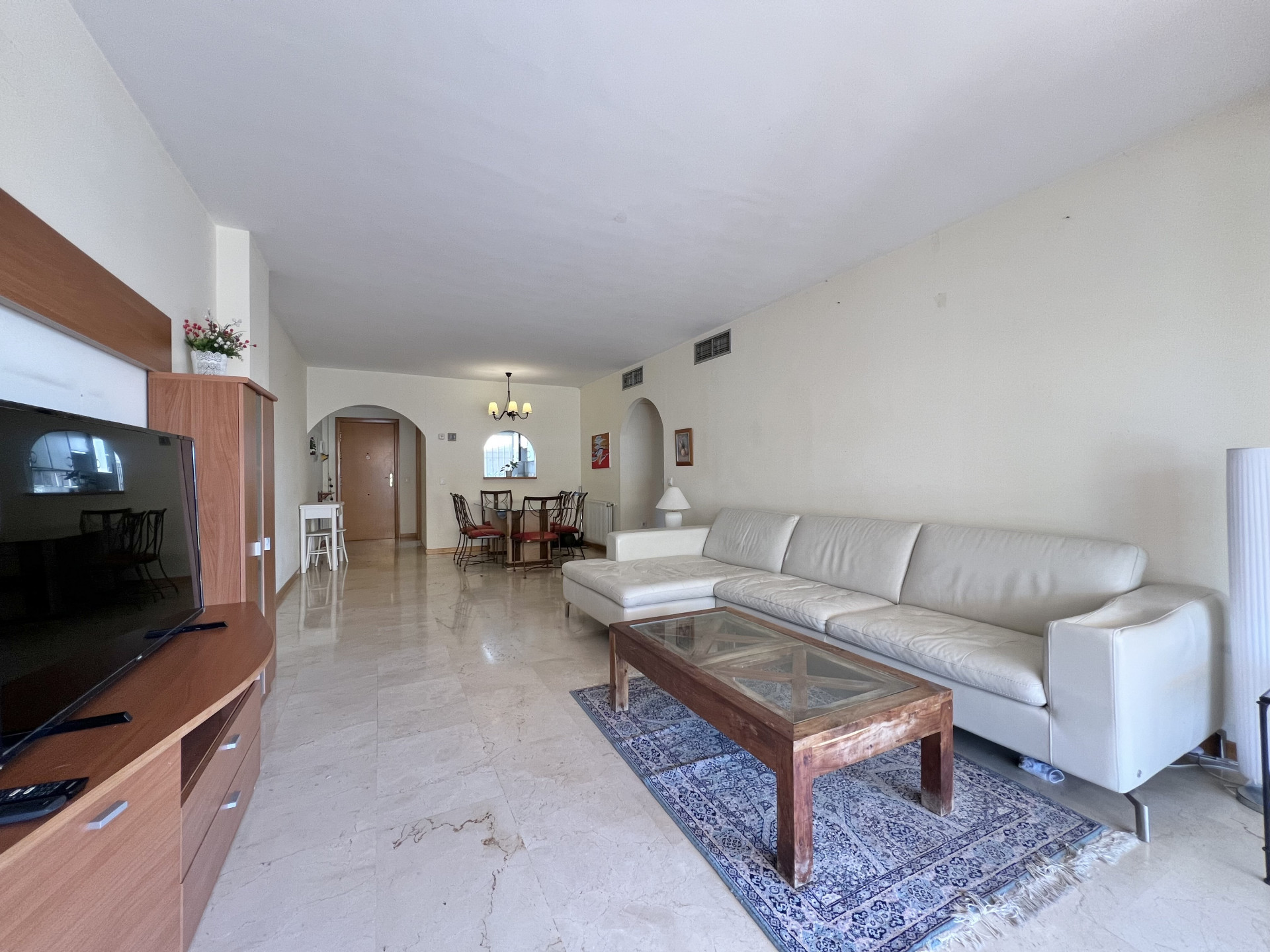 Oportunidad en Guadalmina Alta! Soleado apartamento de dos habitaciones con orientación Sur