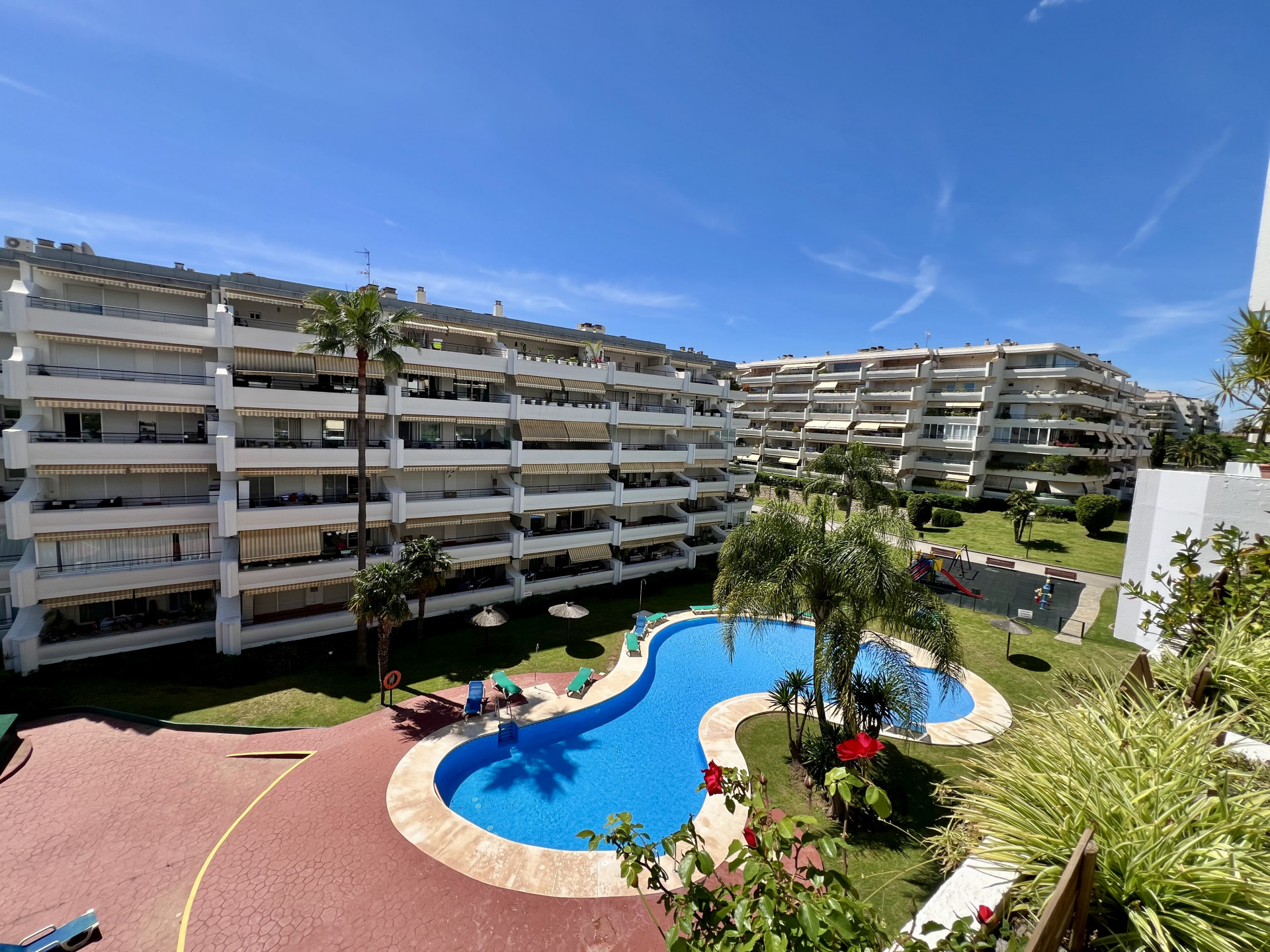 Oportunidad en Guadalmina Alta! Soleado apartamento de dos habitaciones con orientación Sur