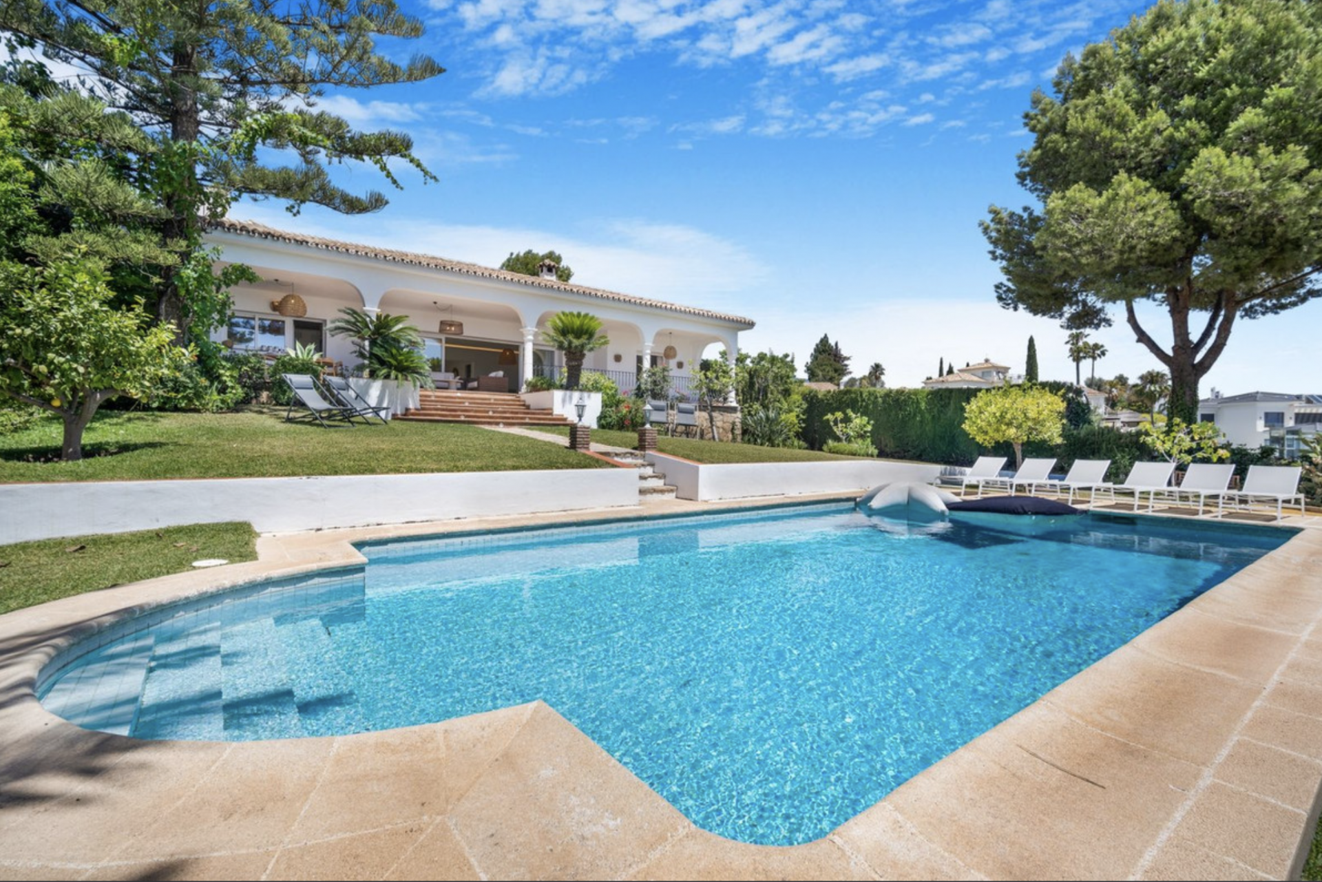 Charming  villa for rent only June and August! El Paraiso Golf - Estepona