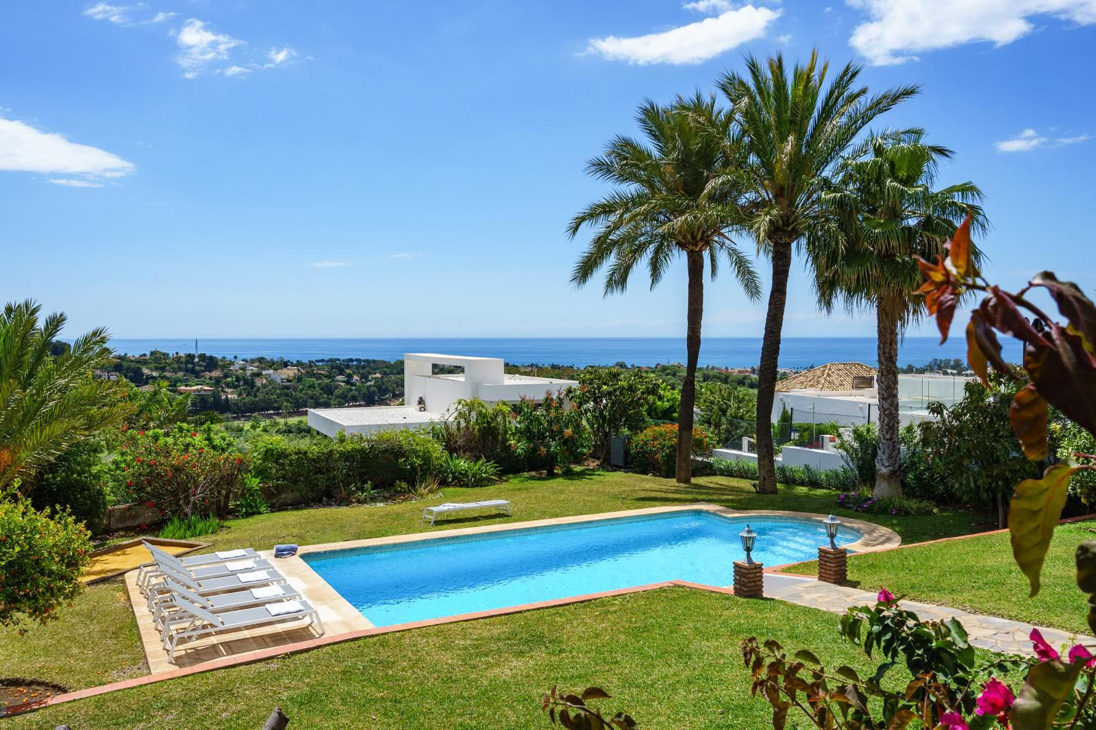 Charming  villa for rent only June and August! El Paraiso Golf - Estepona