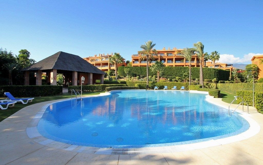 Luxurious apartment located in a five-star complex next to numerous golf courses.