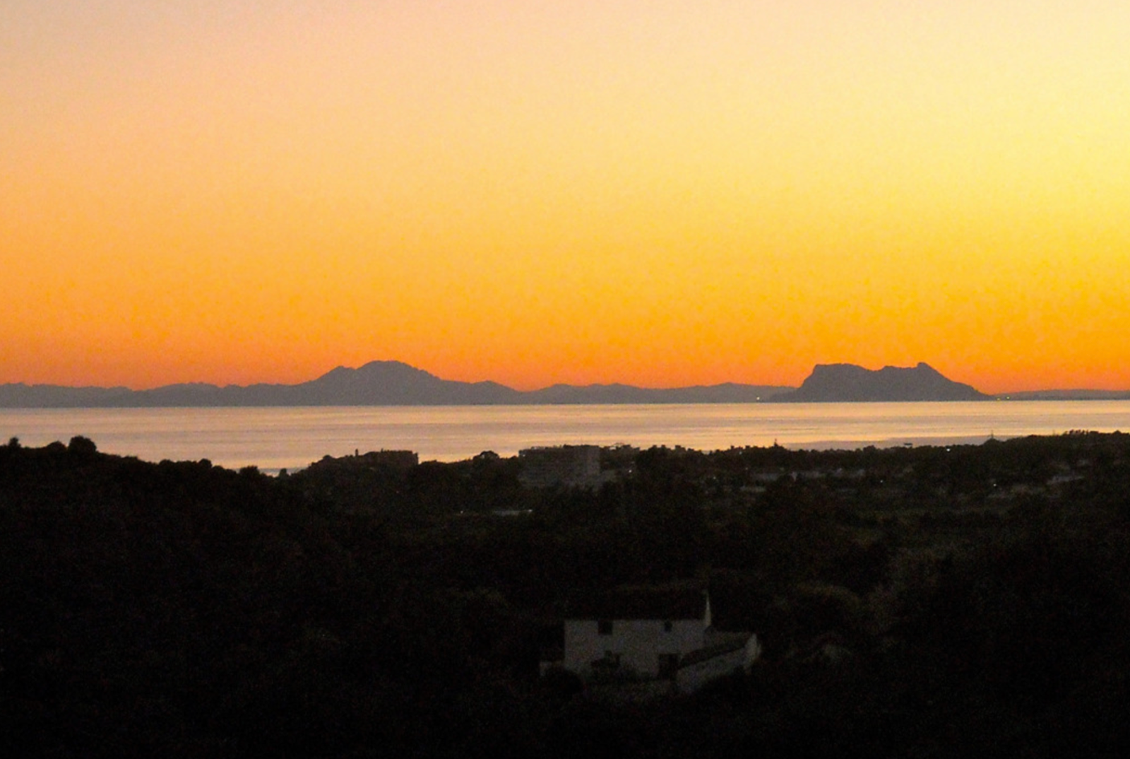 Terrain unique surélevé et spacieux avec une vue imprenable sur la mer vers Gibraltar et le Maroc