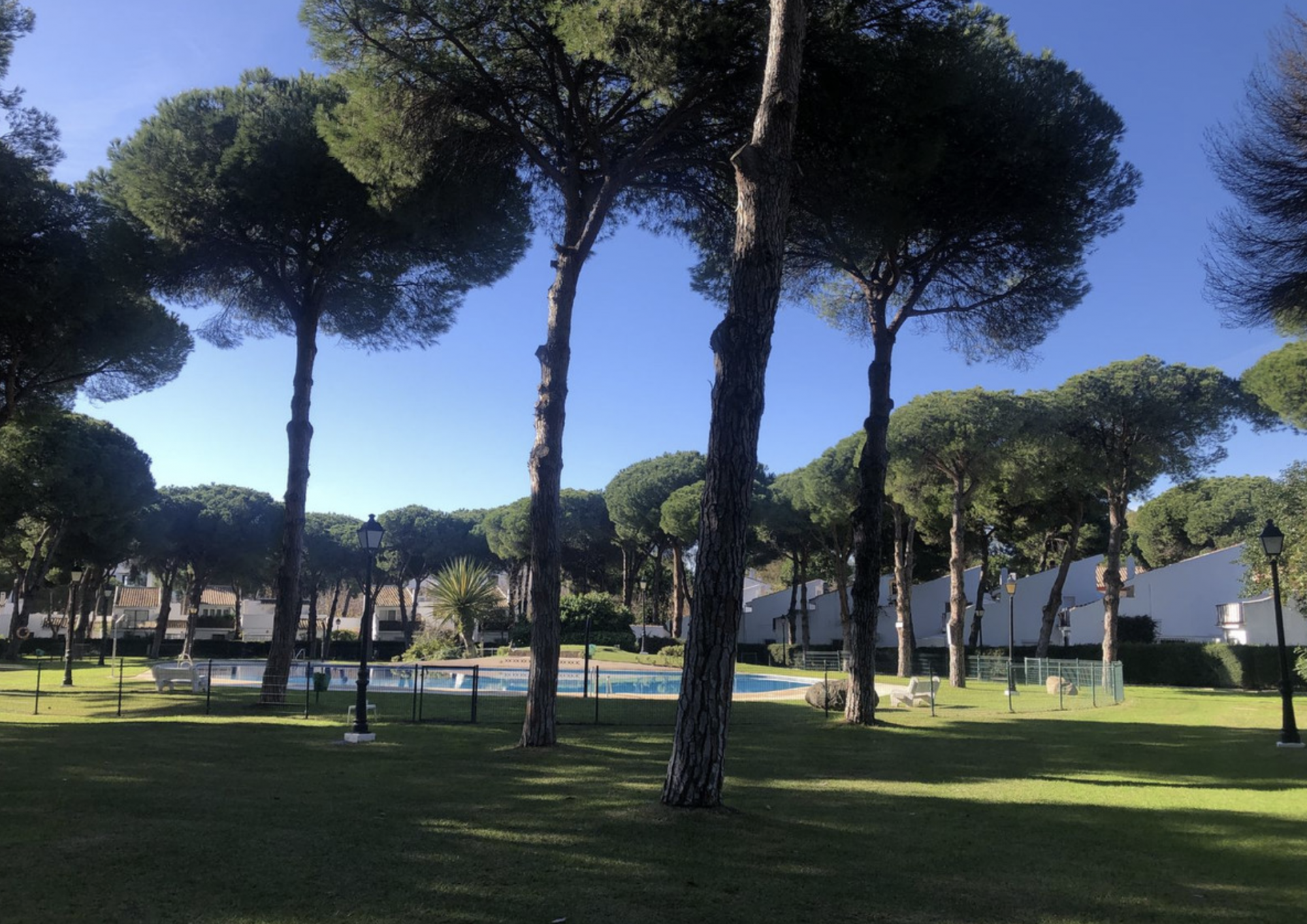 Luxueuse maison de ville rénovée en bord de mer, nichée dans un complexe sécurisé