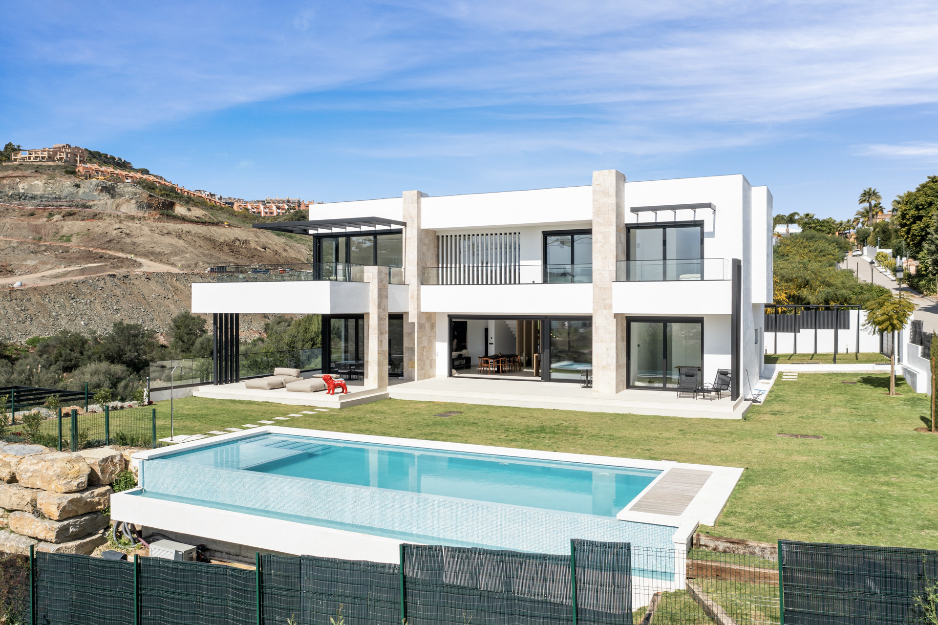 A top quality, new built contemporaty villa (2024), located in the sought after residential area of La Alqueria, Benahavís