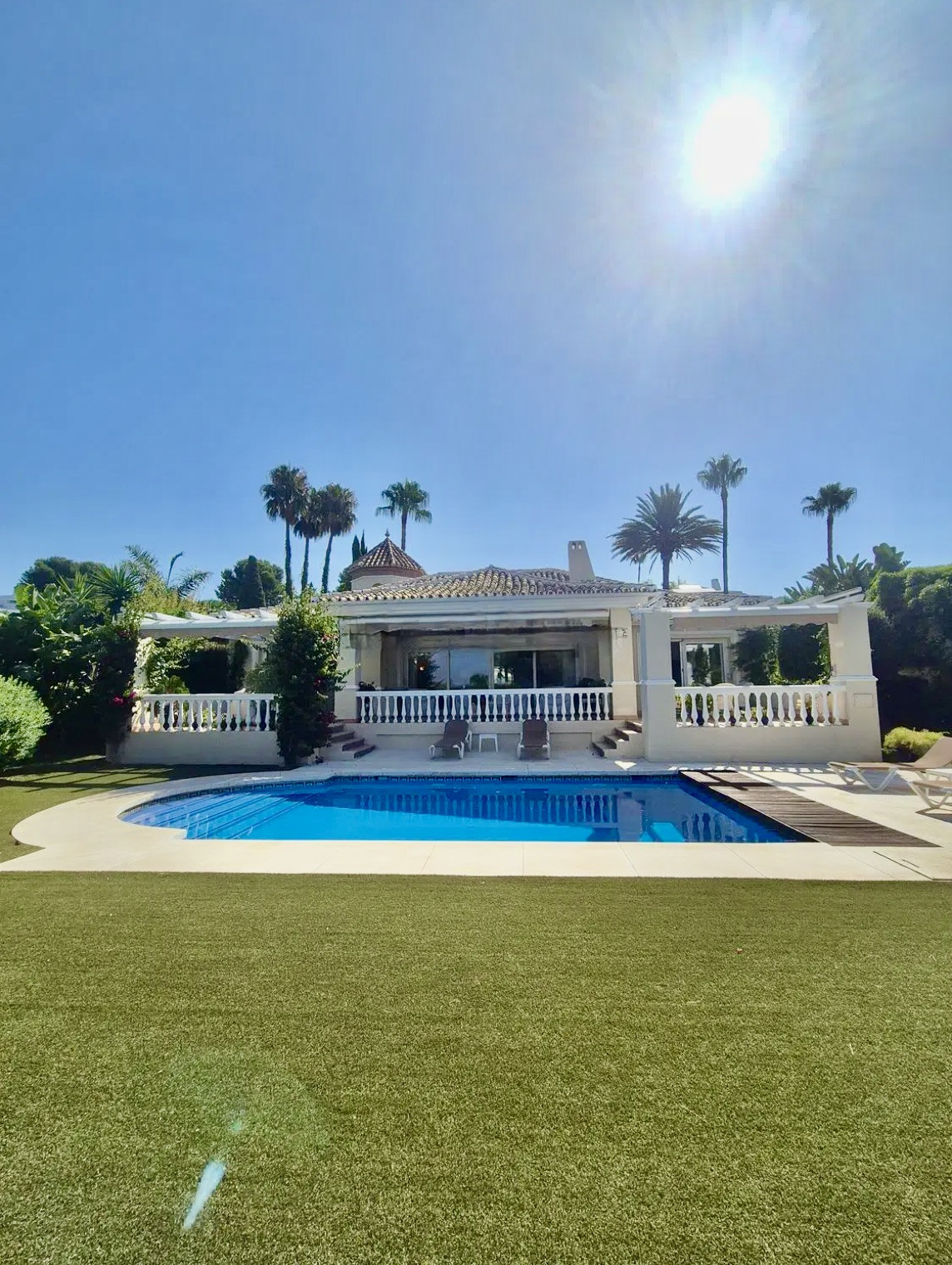 Elegante villa de estilo contemporáneo en venta en Paraiso Medio, Estepona