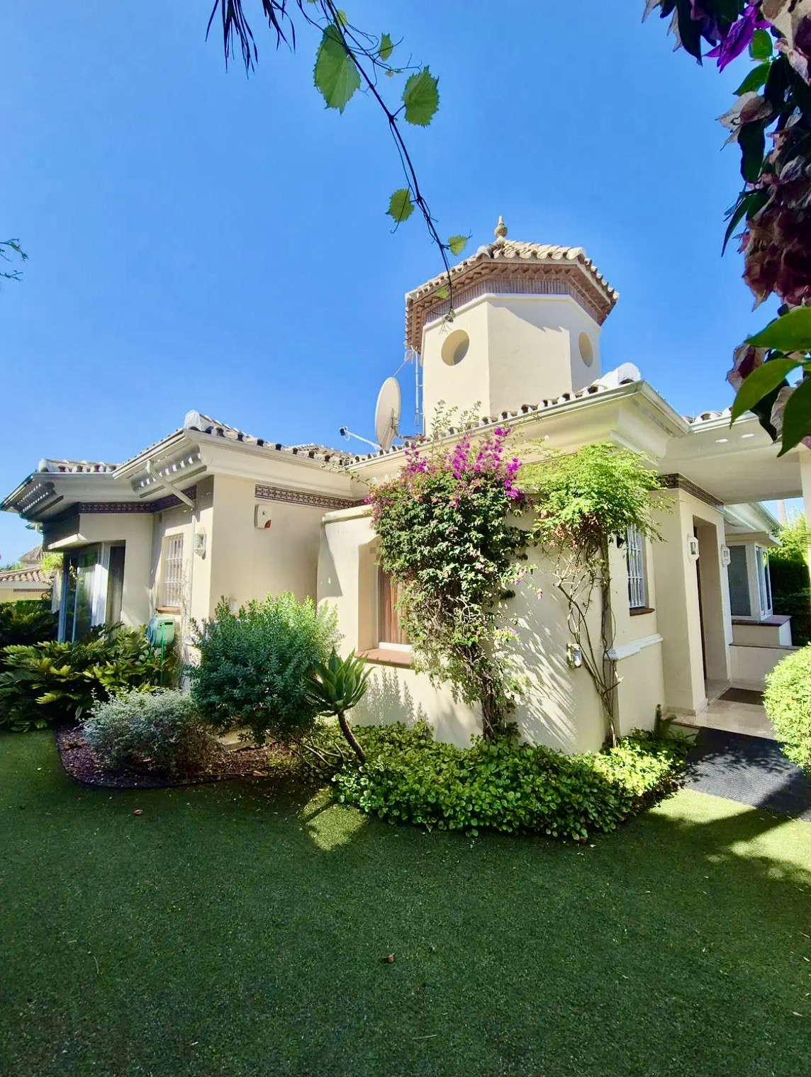 Elegante villa de estilo contemporáneo en venta en Paraiso Medio, Estepona