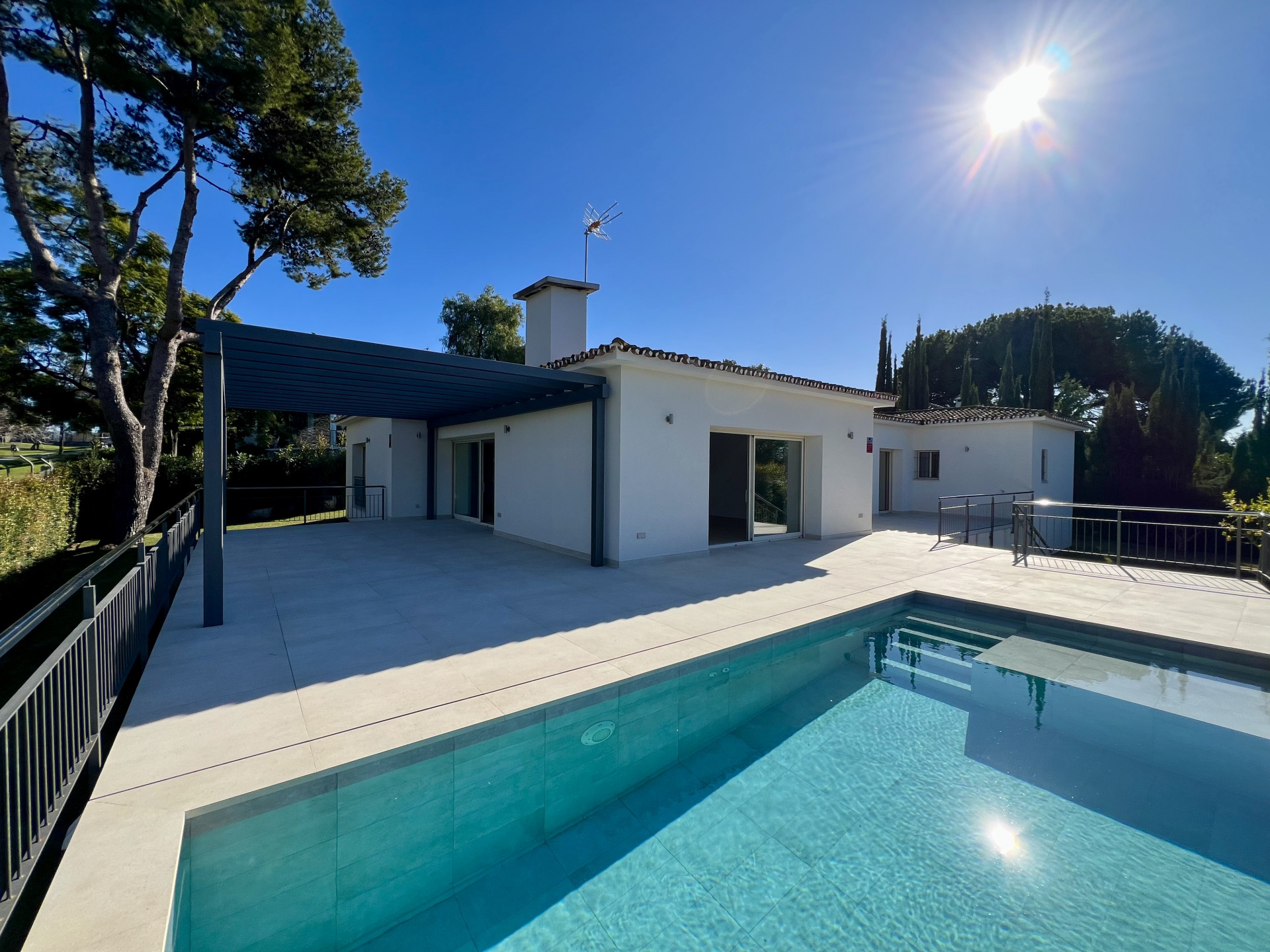 Completely renovated  front line golf villa in Guadalmina Alta