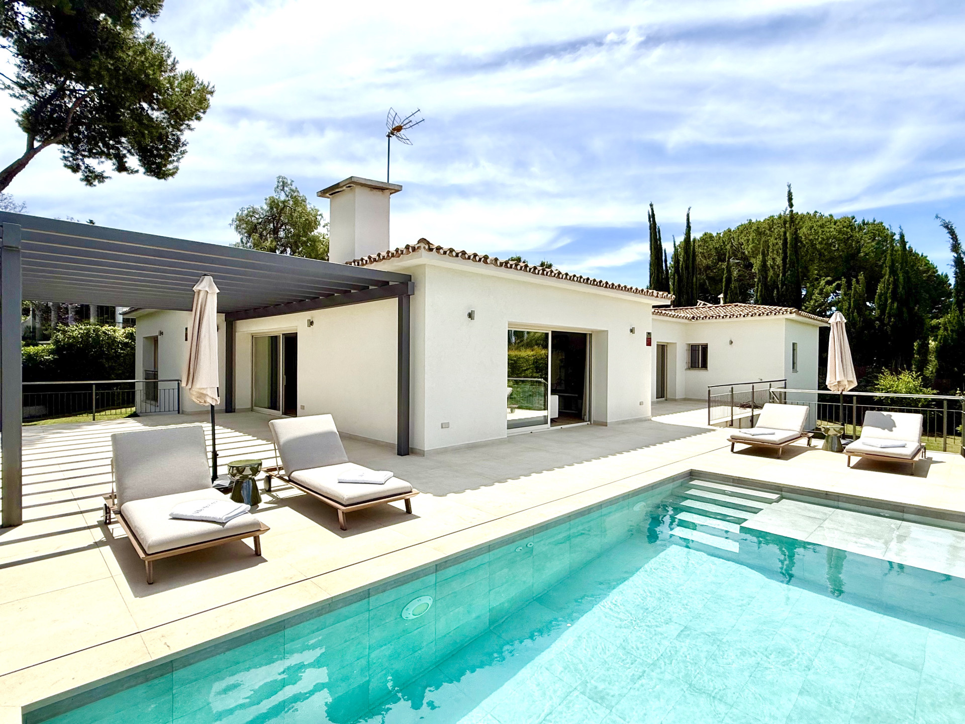 Completely renovated  front line golf villa in Guadalmina Alta